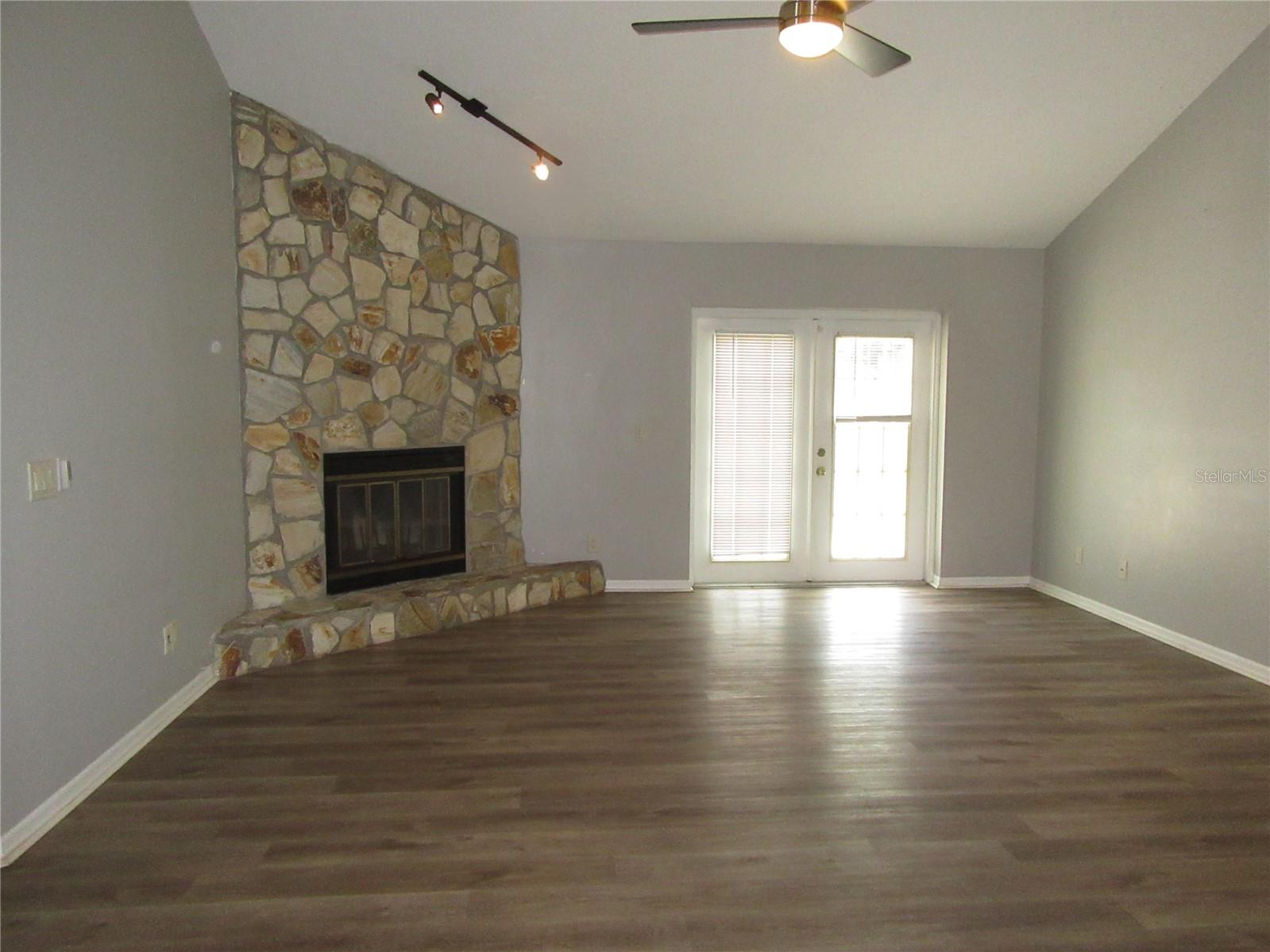 Image 11 of 31 For 22646 Weeks Boulevard