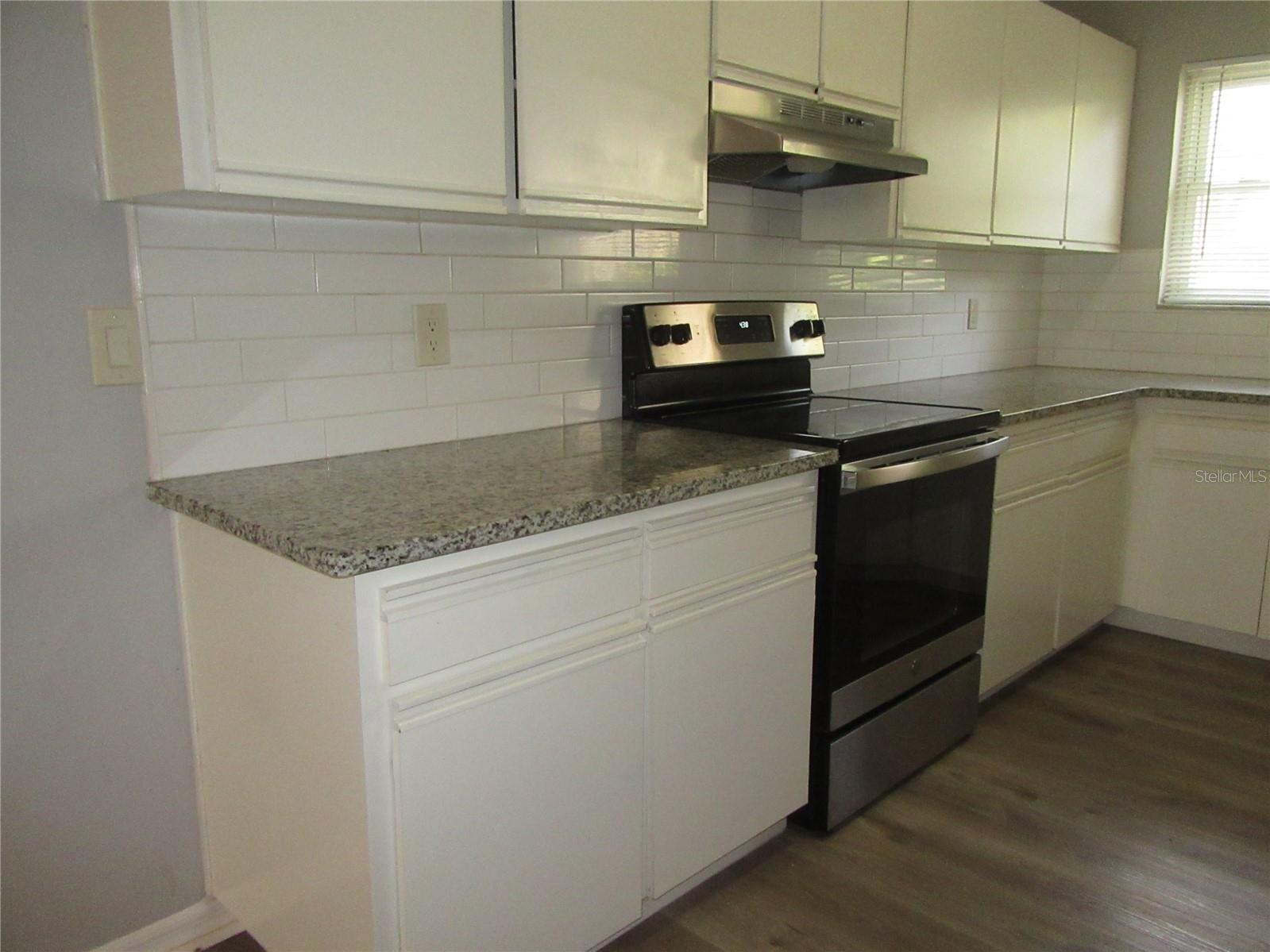 Image 13 of 31 For 22646 Weeks Boulevard