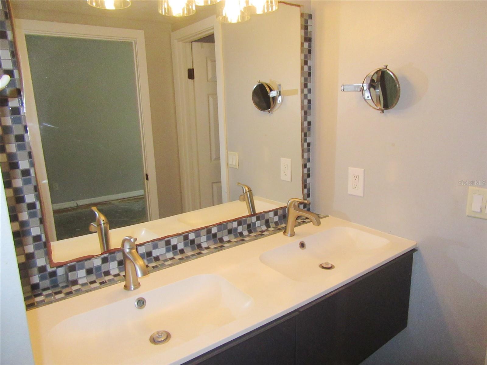 Image 18 of 31 For 22646 Weeks Boulevard