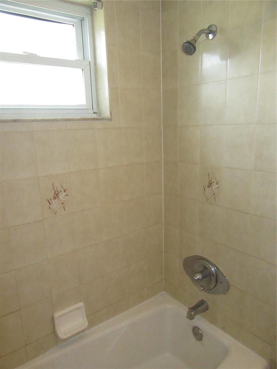 Image 19 of 31 For 22646 Weeks Boulevard