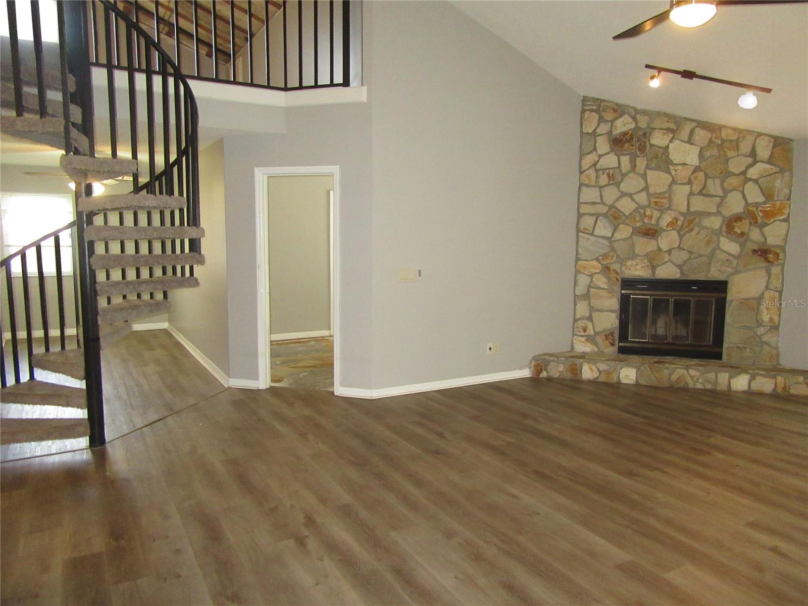 Image 8 of 31 For 22646 Weeks Boulevard