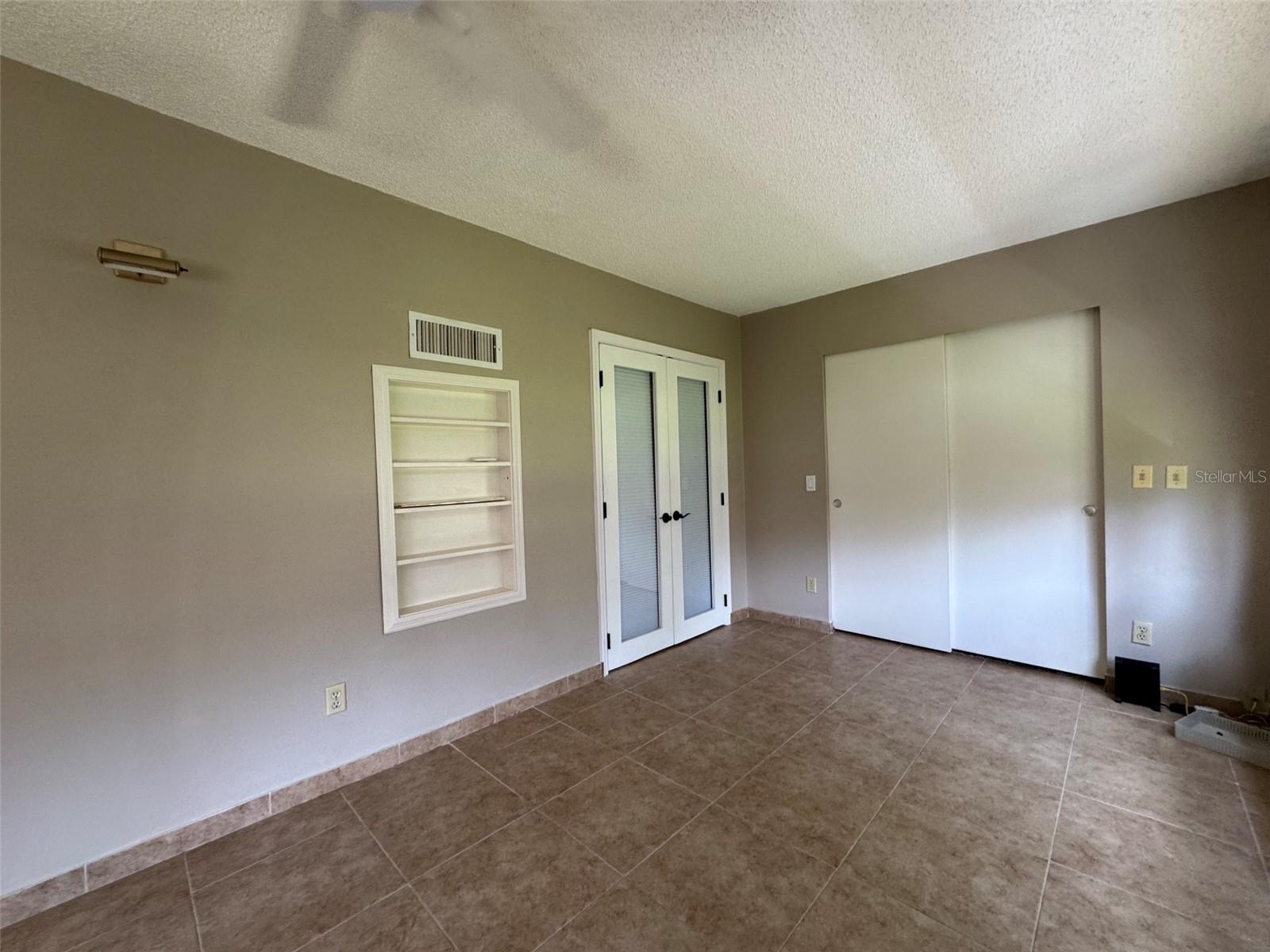 Image 11 of 53 For 2402 Ecuadorian Way 40