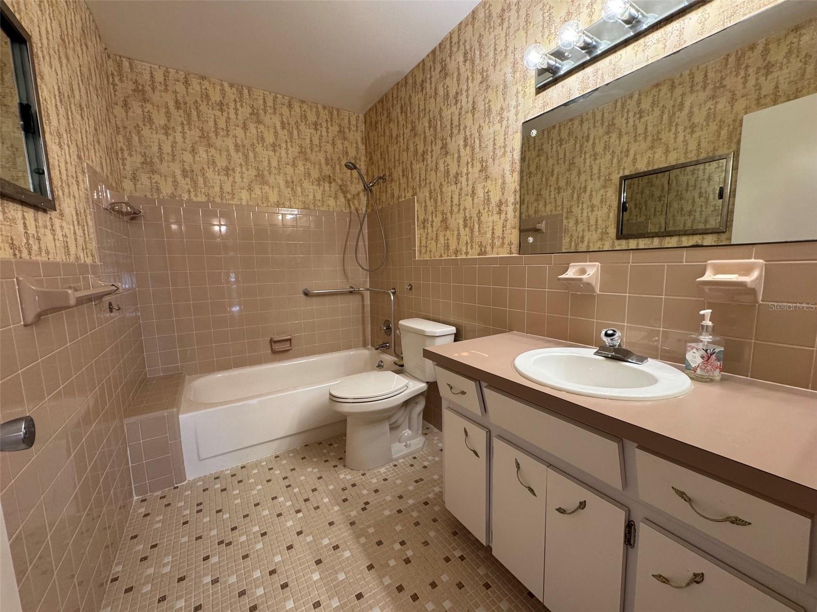 Image 13 of 53 For 2402 Ecuadorian Way 40