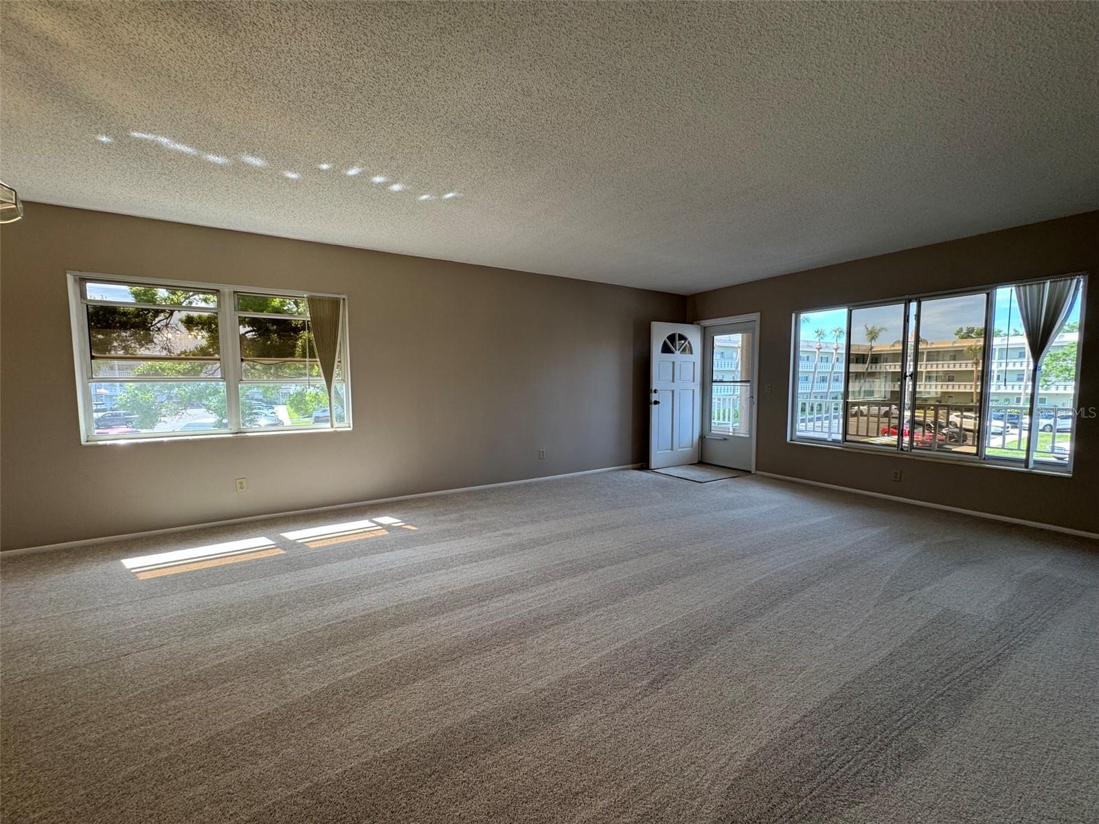 Image 16 of 53 For 2402 Ecuadorian Way 40