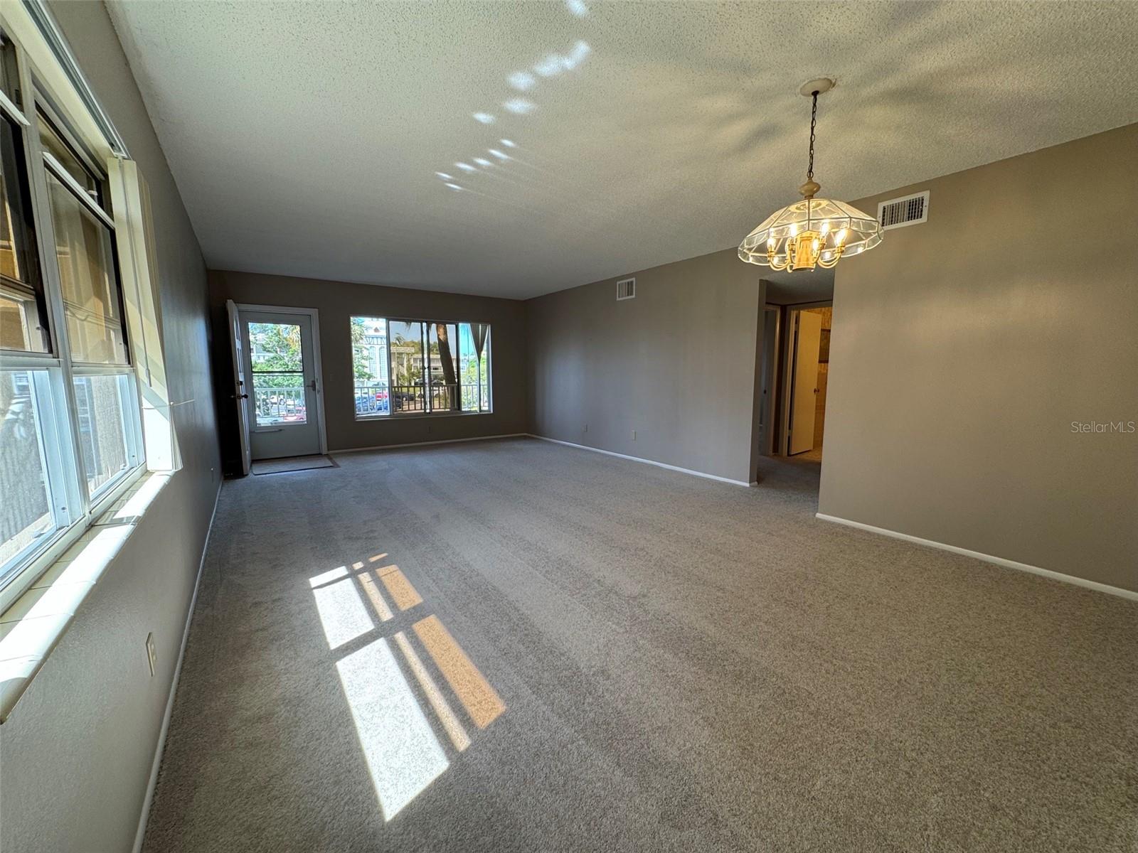 Image 17 of 53 For 2402 Ecuadorian Way 40