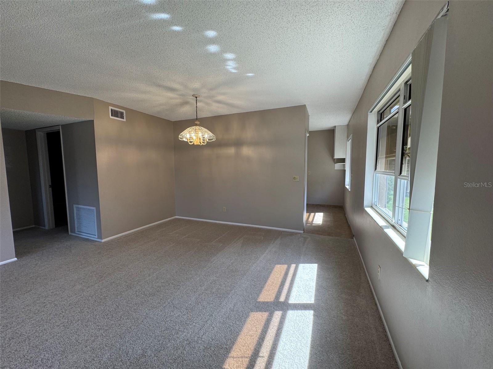 Image 4 of 53 For 2402 Ecuadorian Way 40