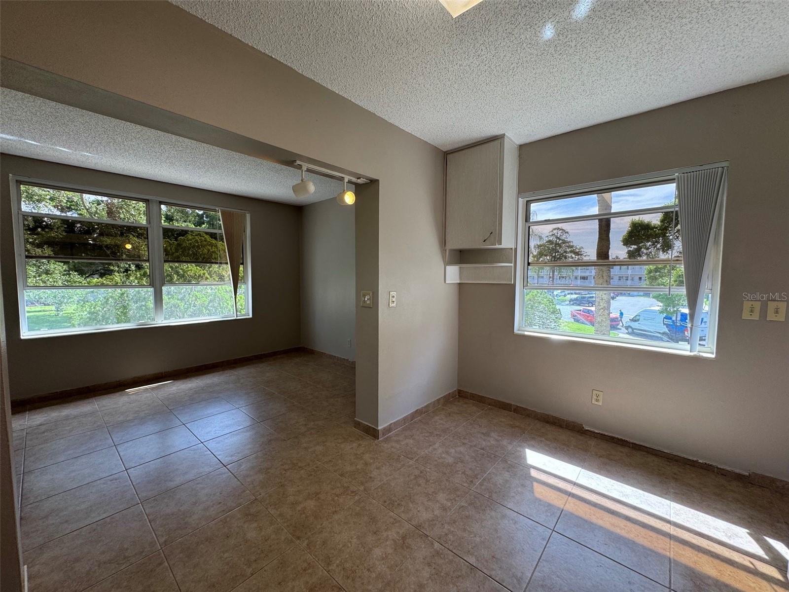 Image 7 of 53 For 2402 Ecuadorian Way 40