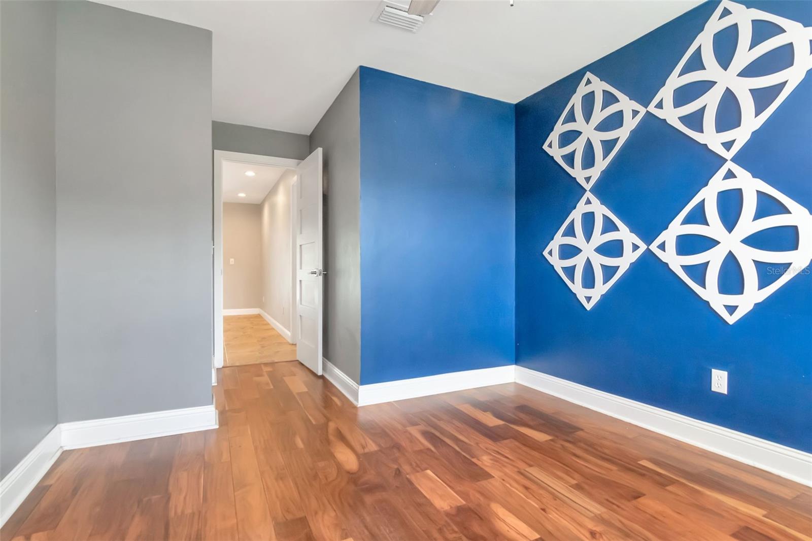 Image 12 of 50 For 16120 Oakmanor Drive