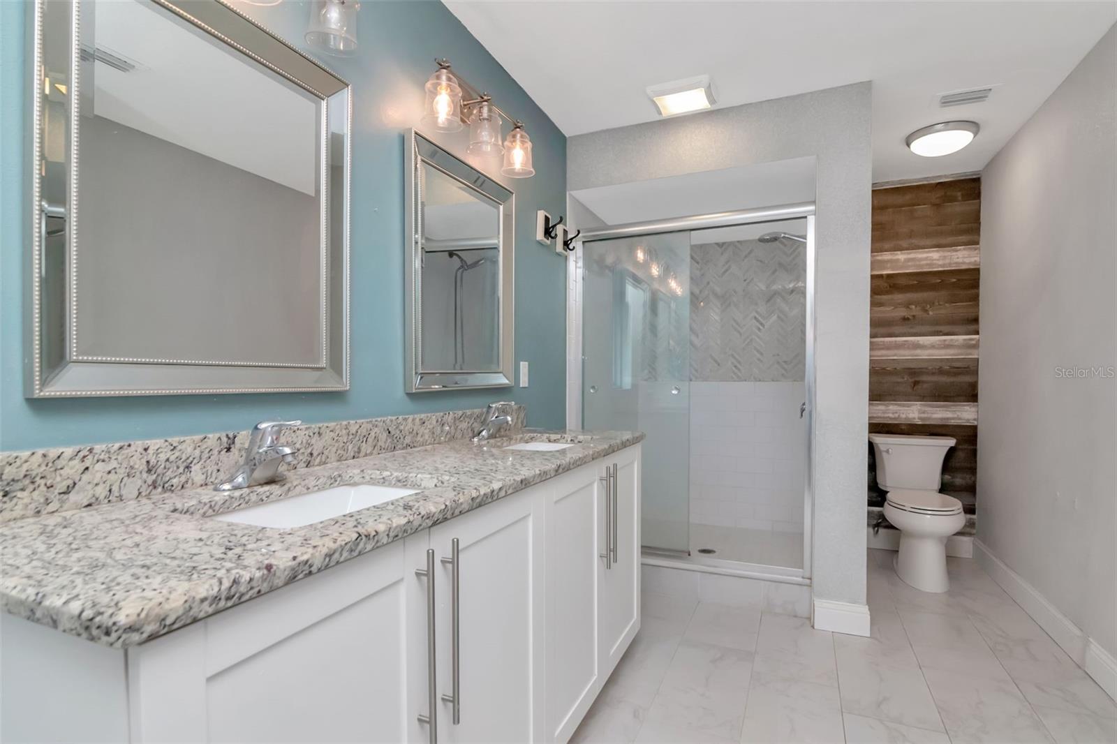 Image 17 of 50 For 16120 Oakmanor Drive