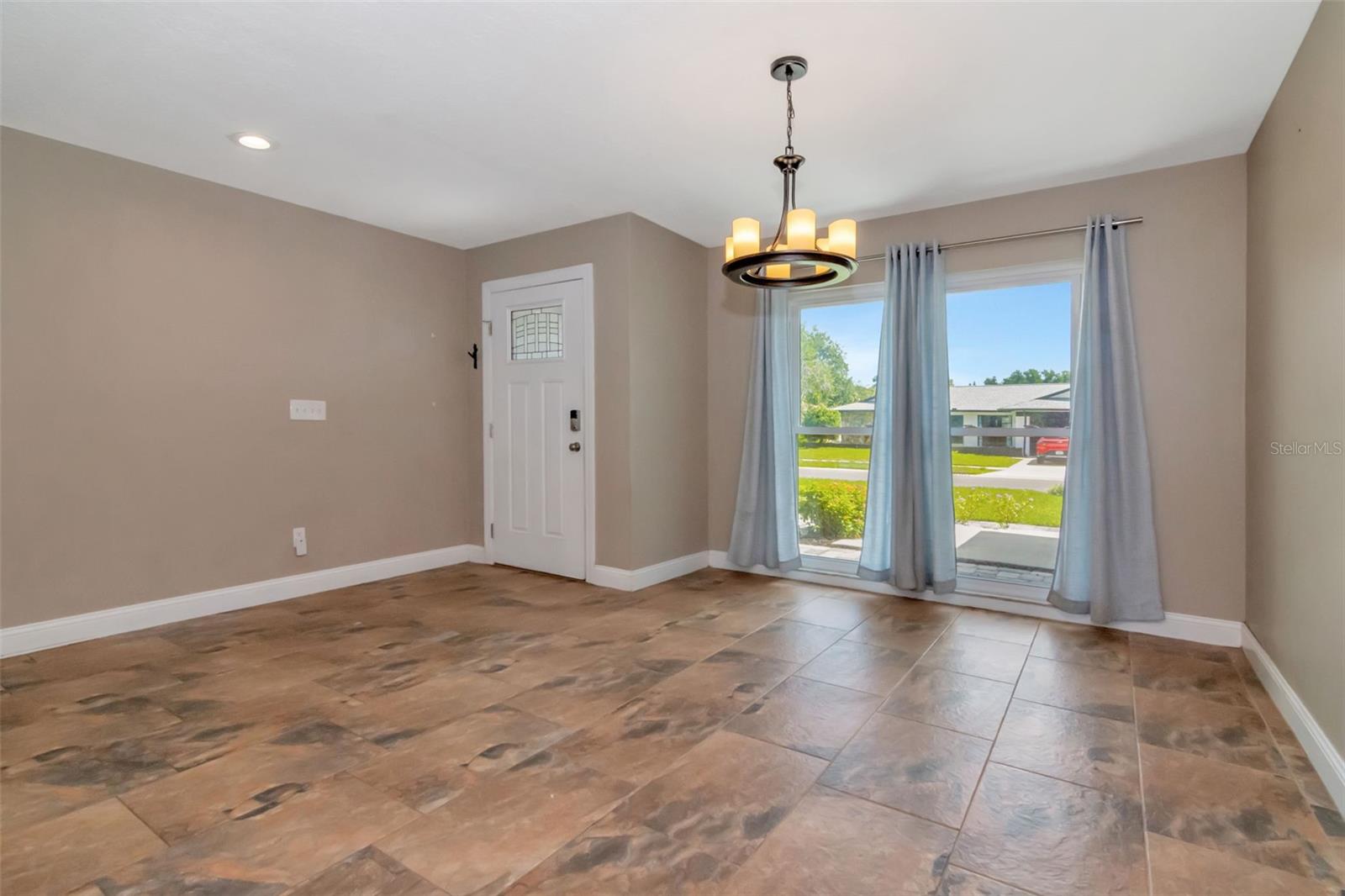 Image 4 of 50 For 16120 Oakmanor Drive