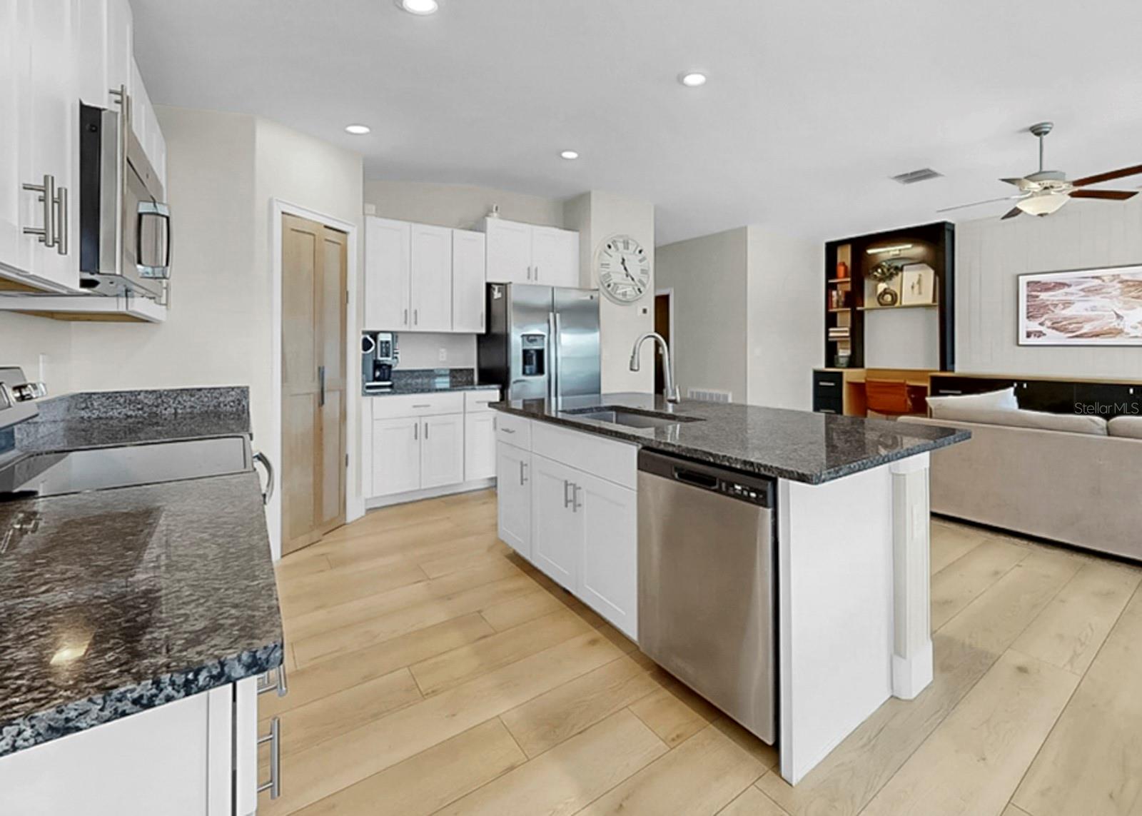 Listing photo id 12 for 13327 Great Plains Drive