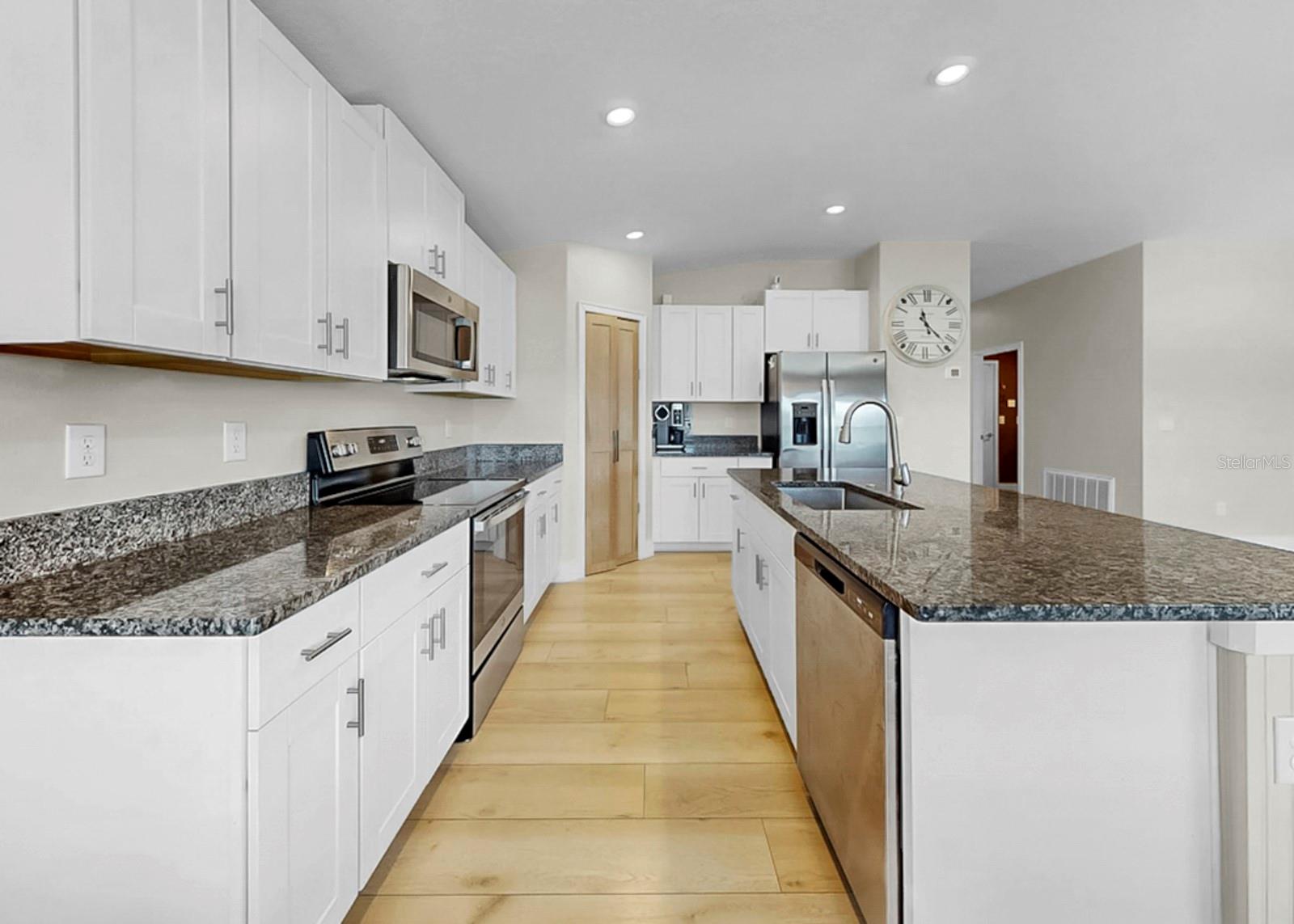 Listing photo id 13 for 13327 Great Plains Drive