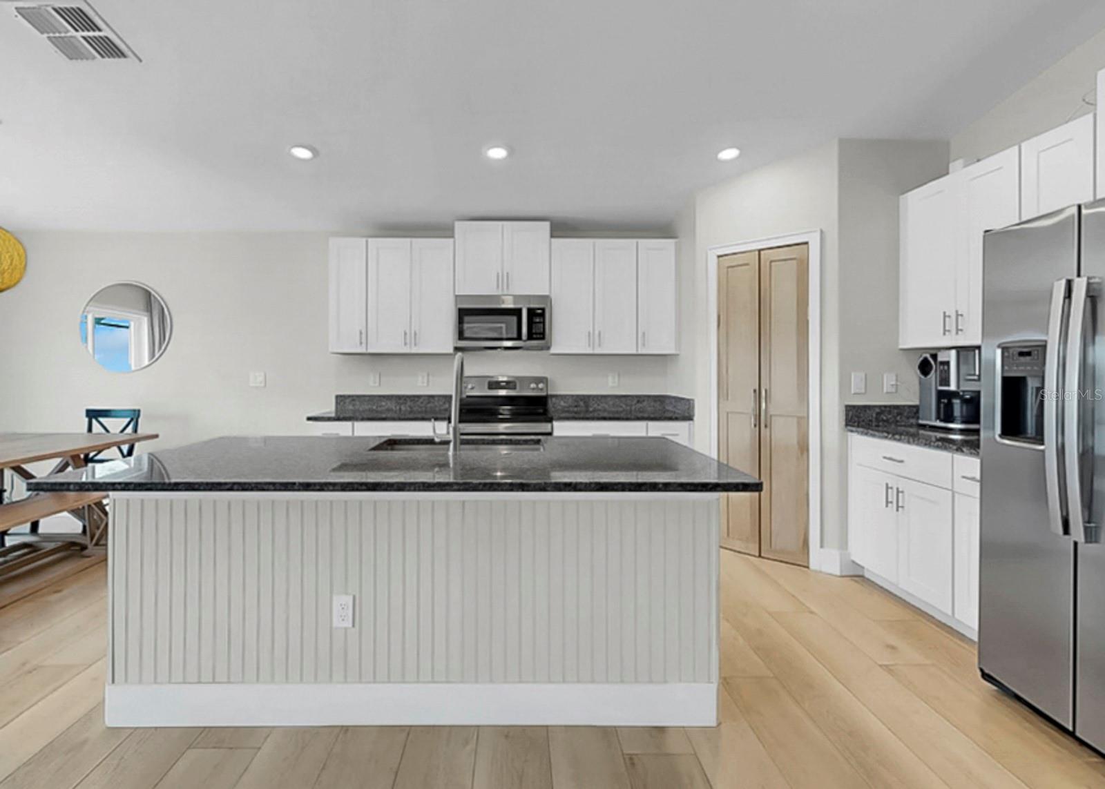 Listing photo id 15 for 13327 Great Plains Drive