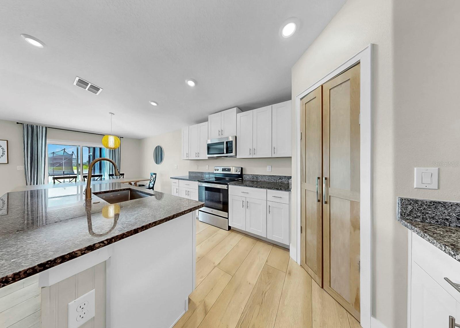 Listing photo id 17 for 13327 Great Plains Drive