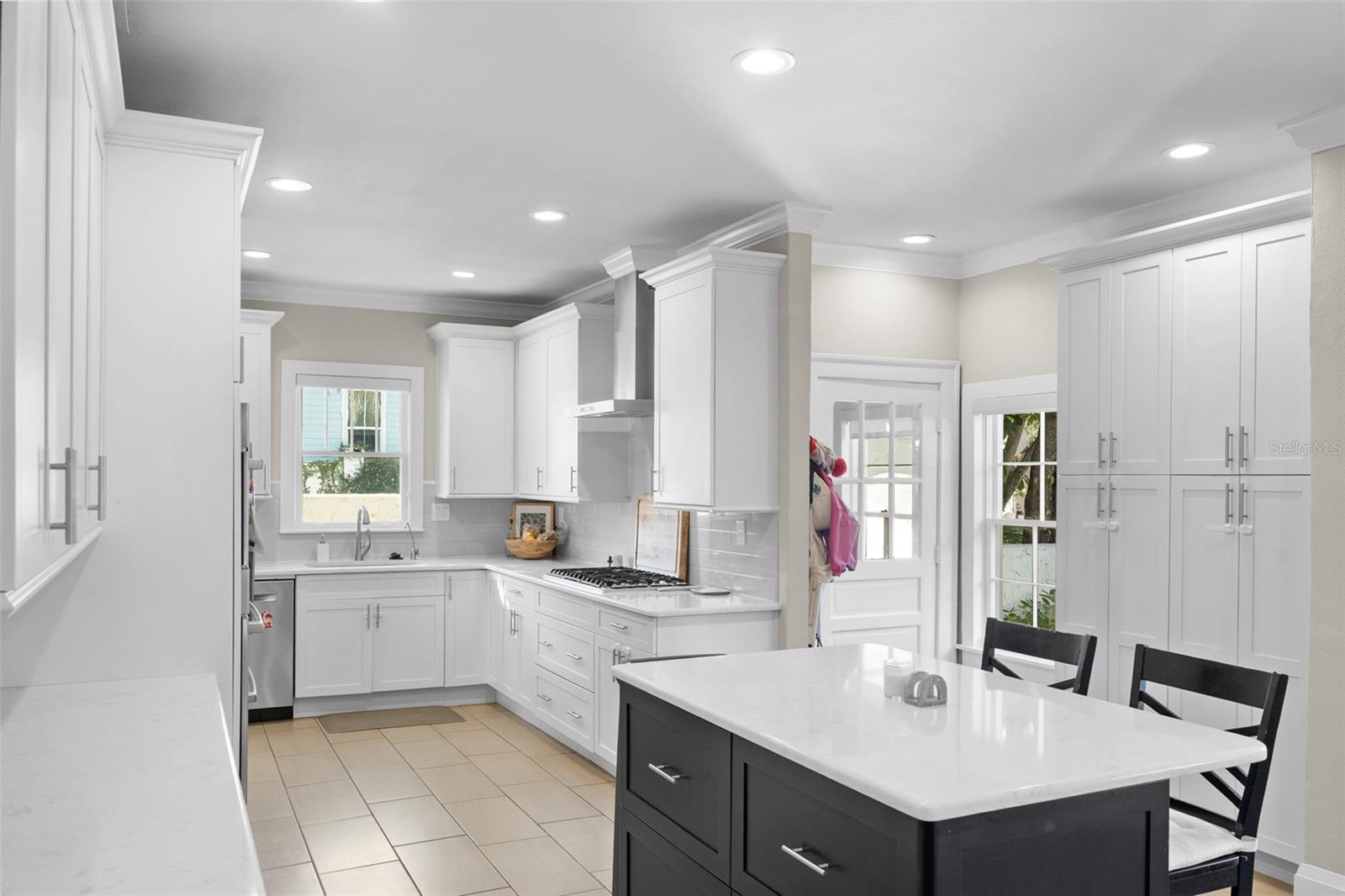 Image 16 of 46 For 2943 Bayshore Court