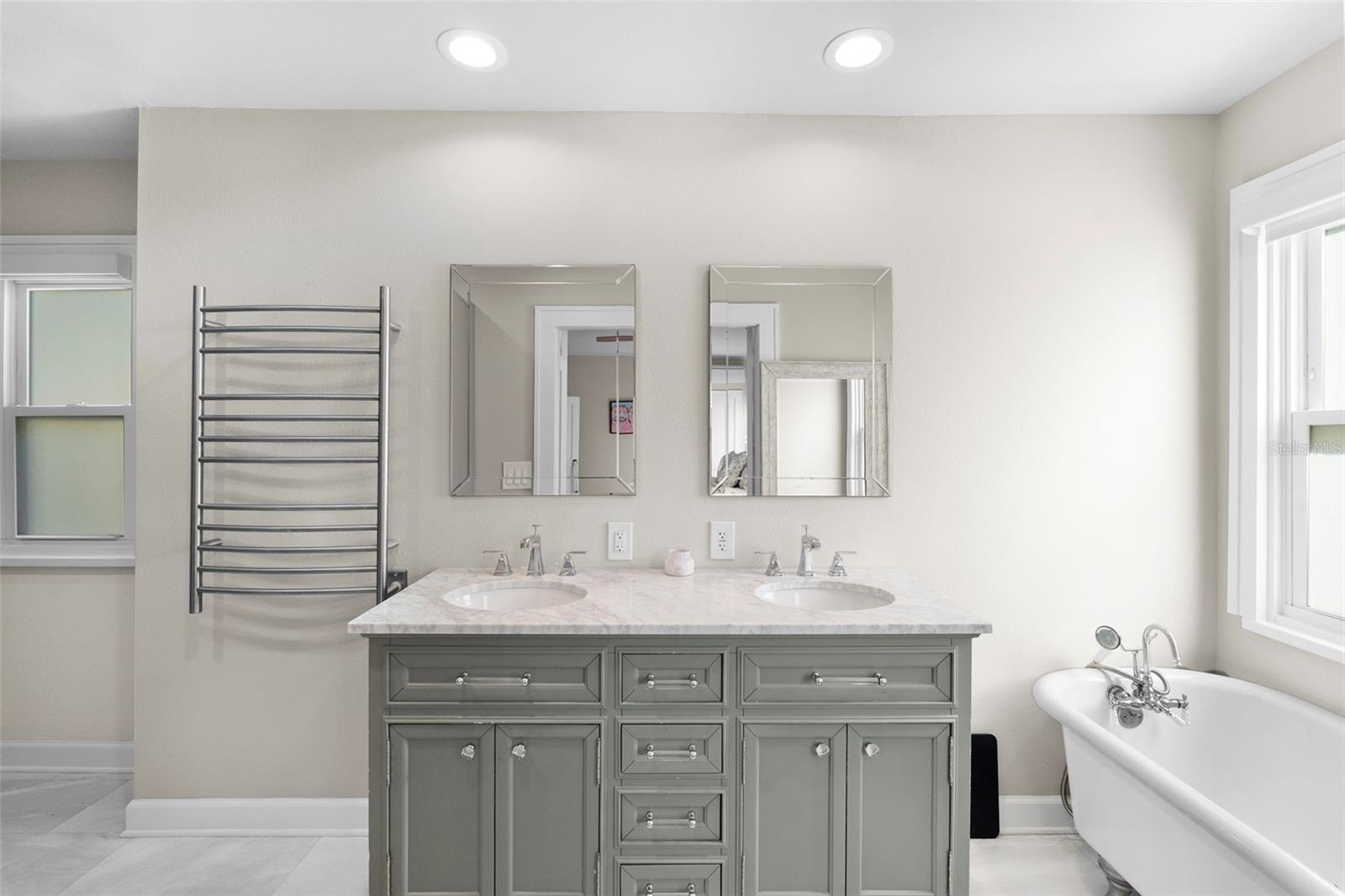 Image 27 of 46 For 2943 Bayshore Court