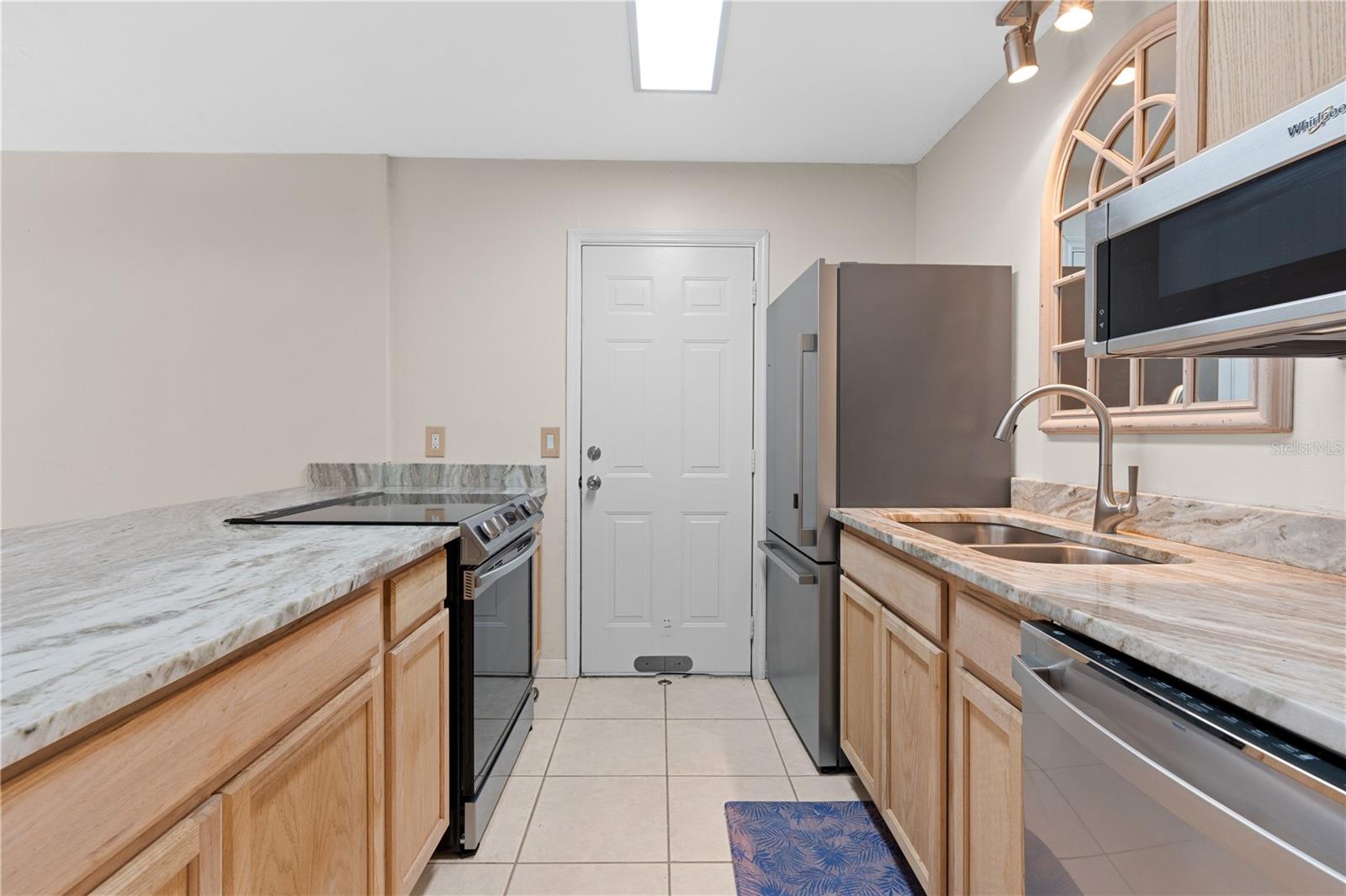 Listing photo id 13 for 2302 Maki Road 66