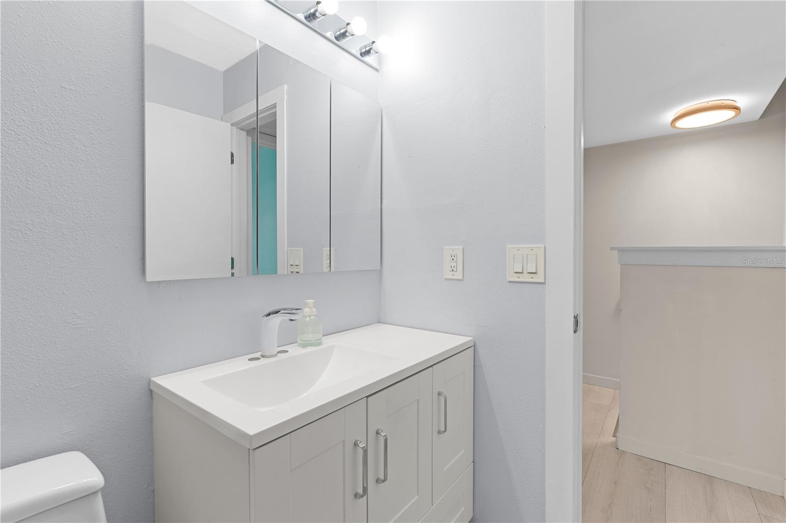 Listing photo id 19 for 2302 Maki Road 66