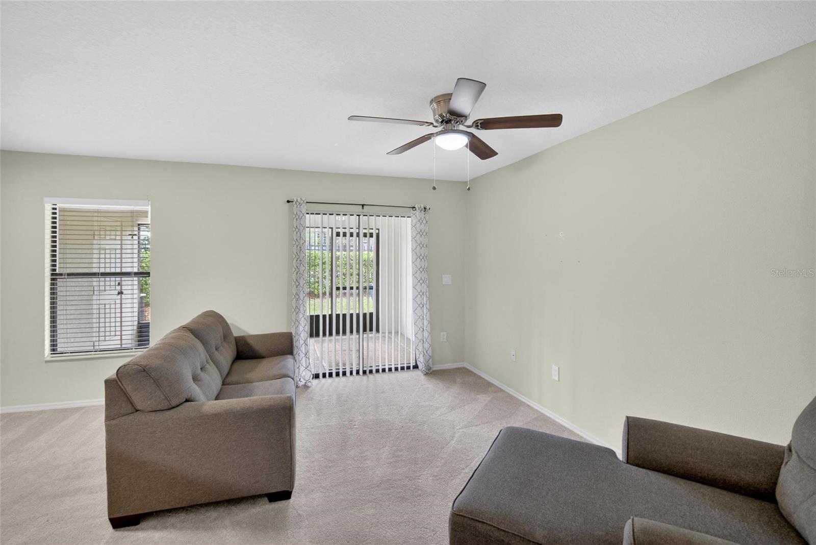 Listing photo id 13 for 2605 Oleander Lakes Drive