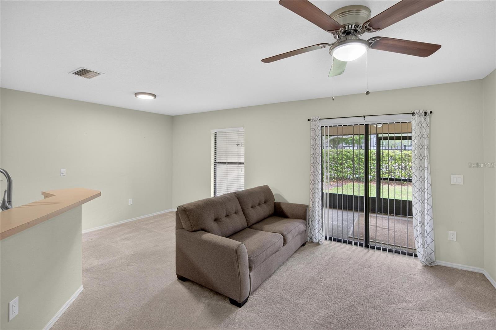 Listing photo id 14 for 2605 Oleander Lakes Drive