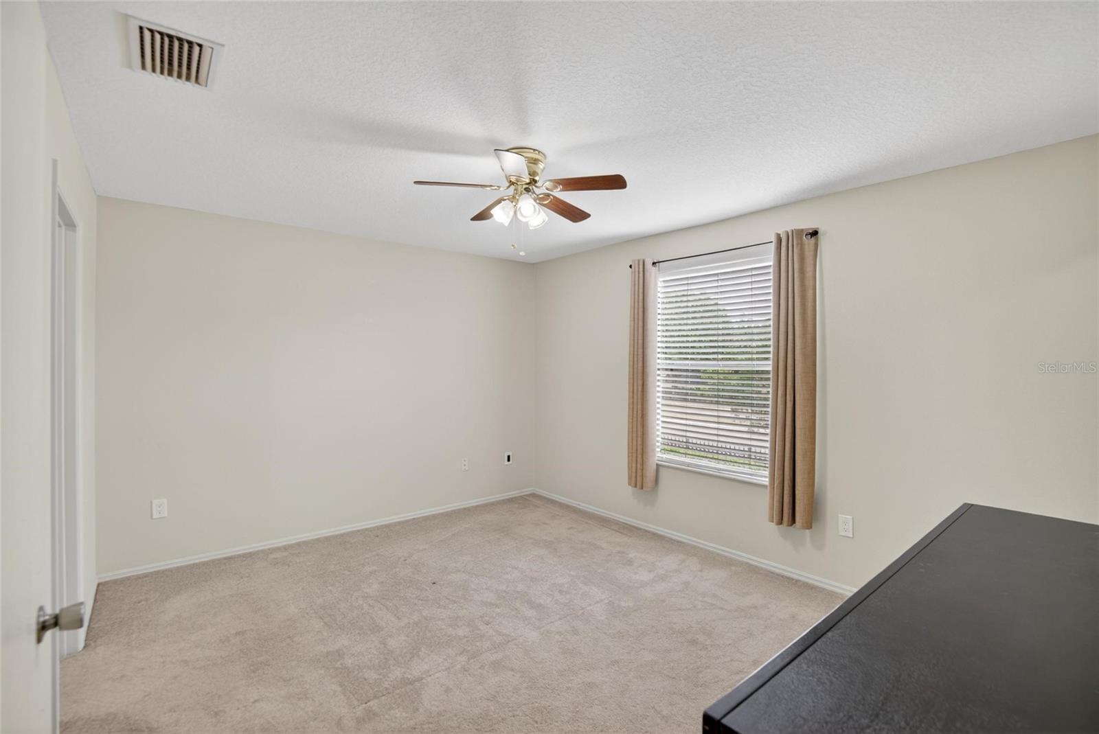 Listing photo id 19 for 2605 Oleander Lakes Drive