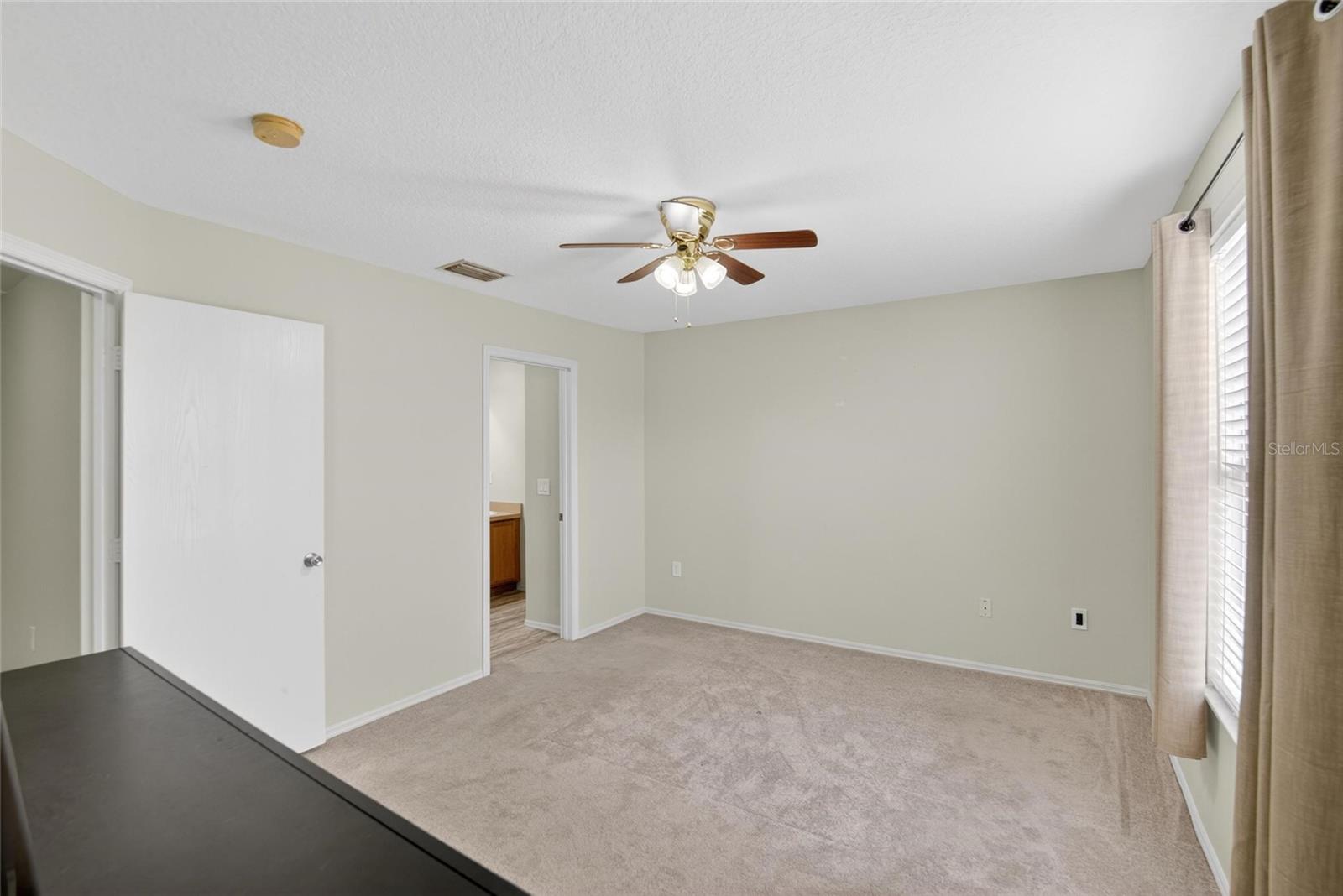 Listing photo id 22 for 2605 Oleander Lakes Drive