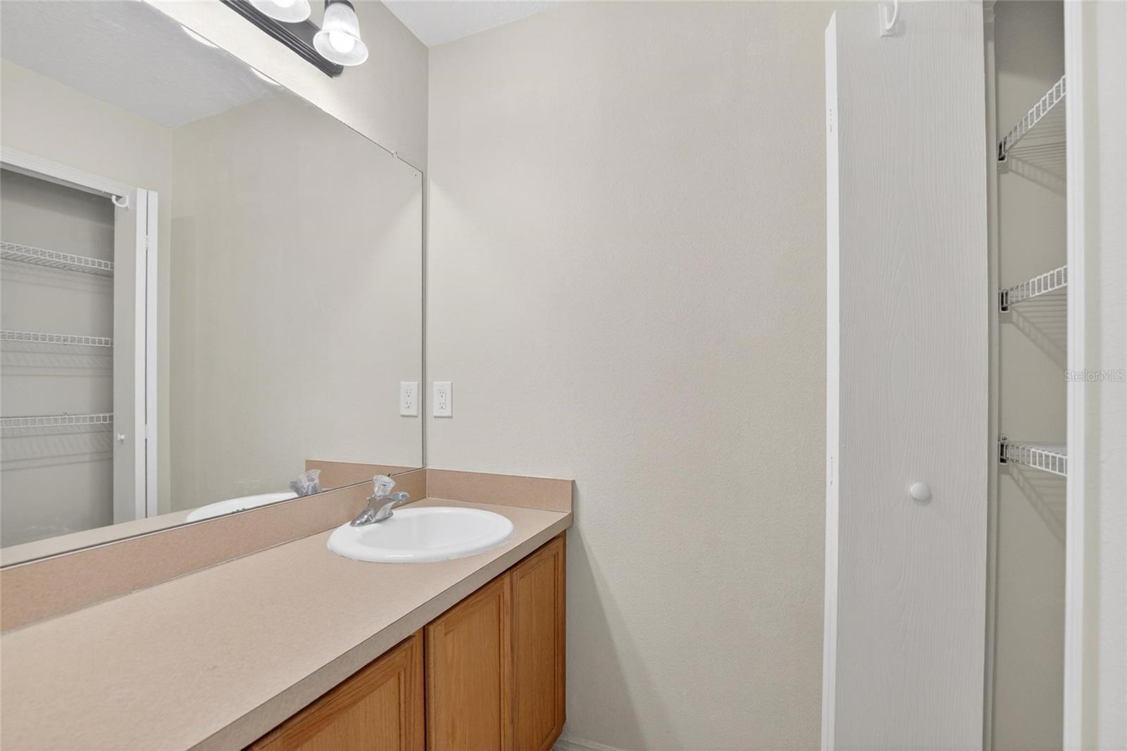 Listing photo id 25 for 2605 Oleander Lakes Drive