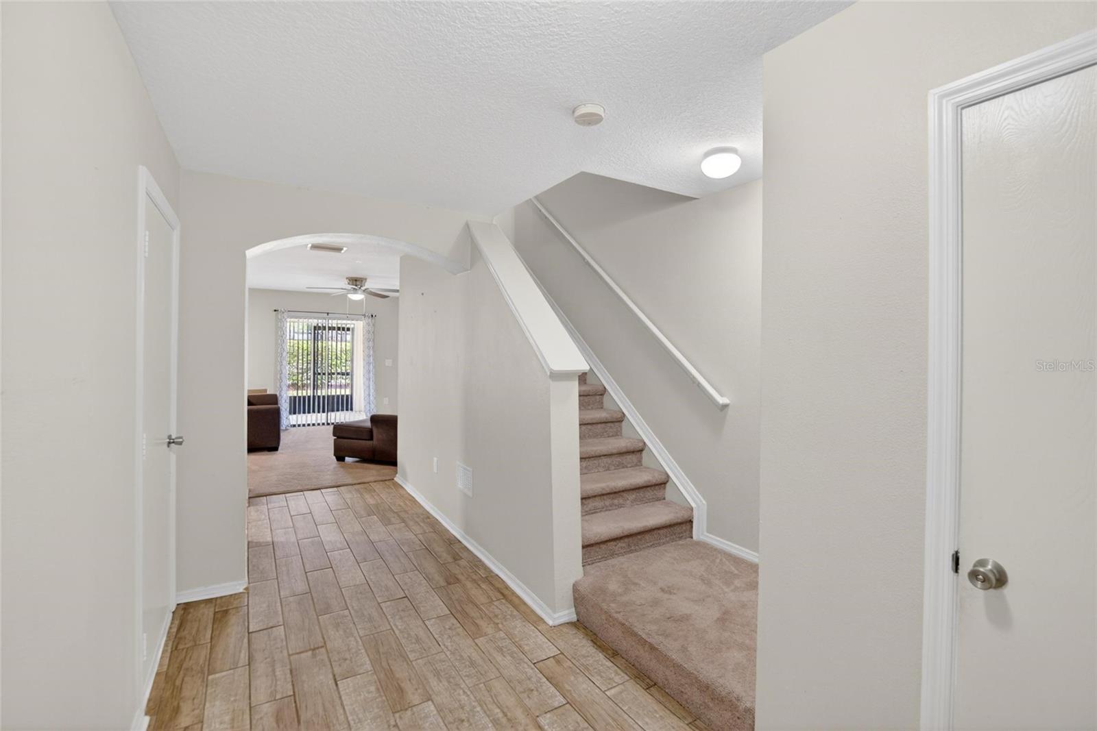 Listing photo id 1 for 2605 Oleander Lakes Drive