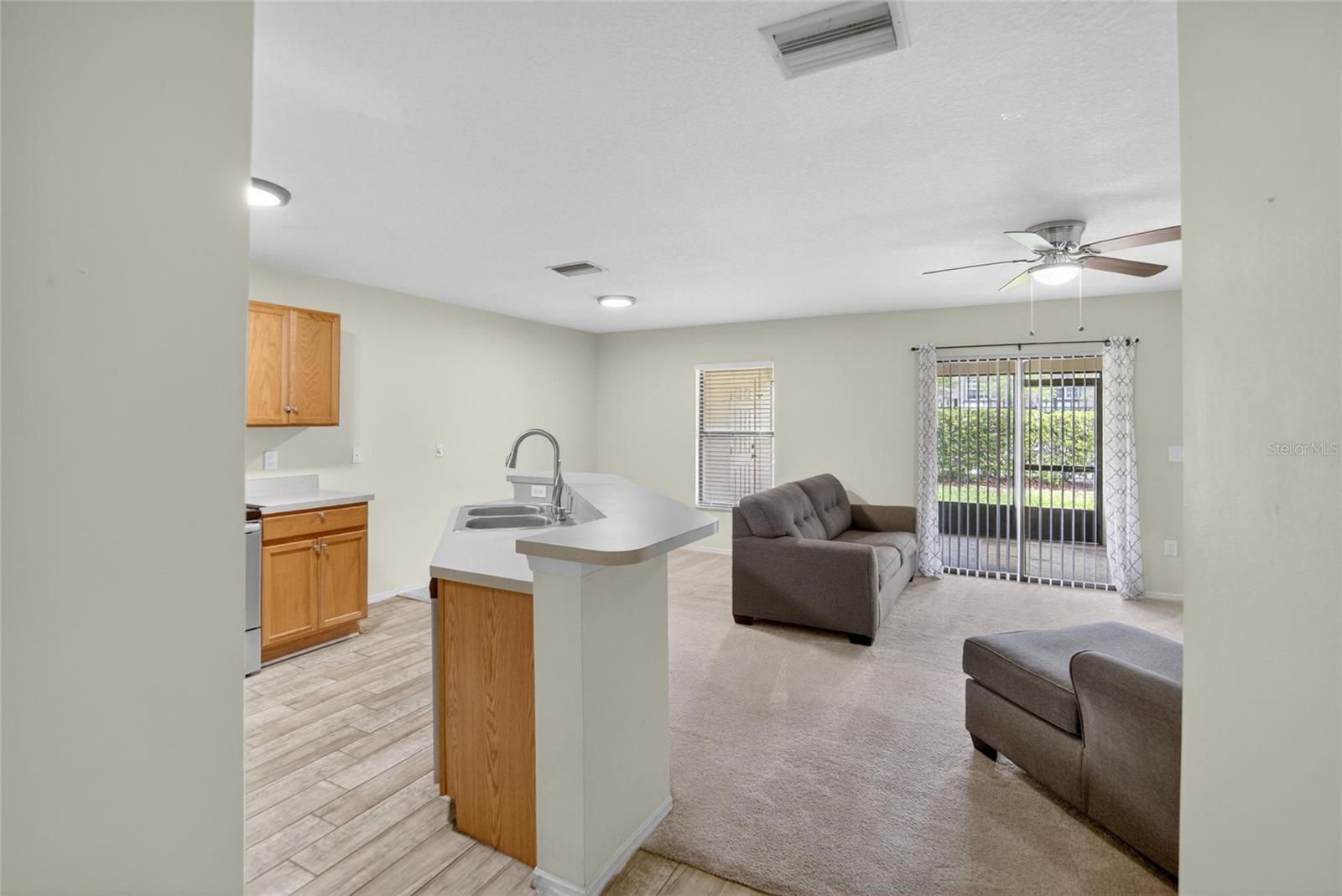 Listing photo id 2 for 2605 Oleander Lakes Drive