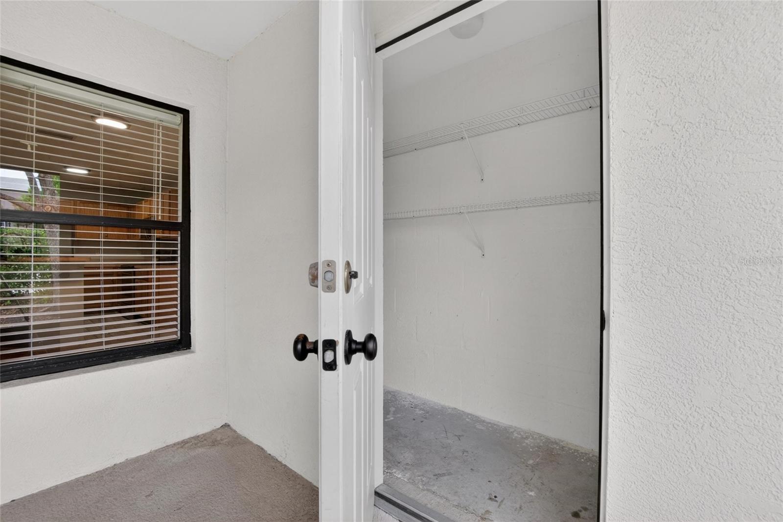 Listing photo id 44 for 2605 Oleander Lakes Drive