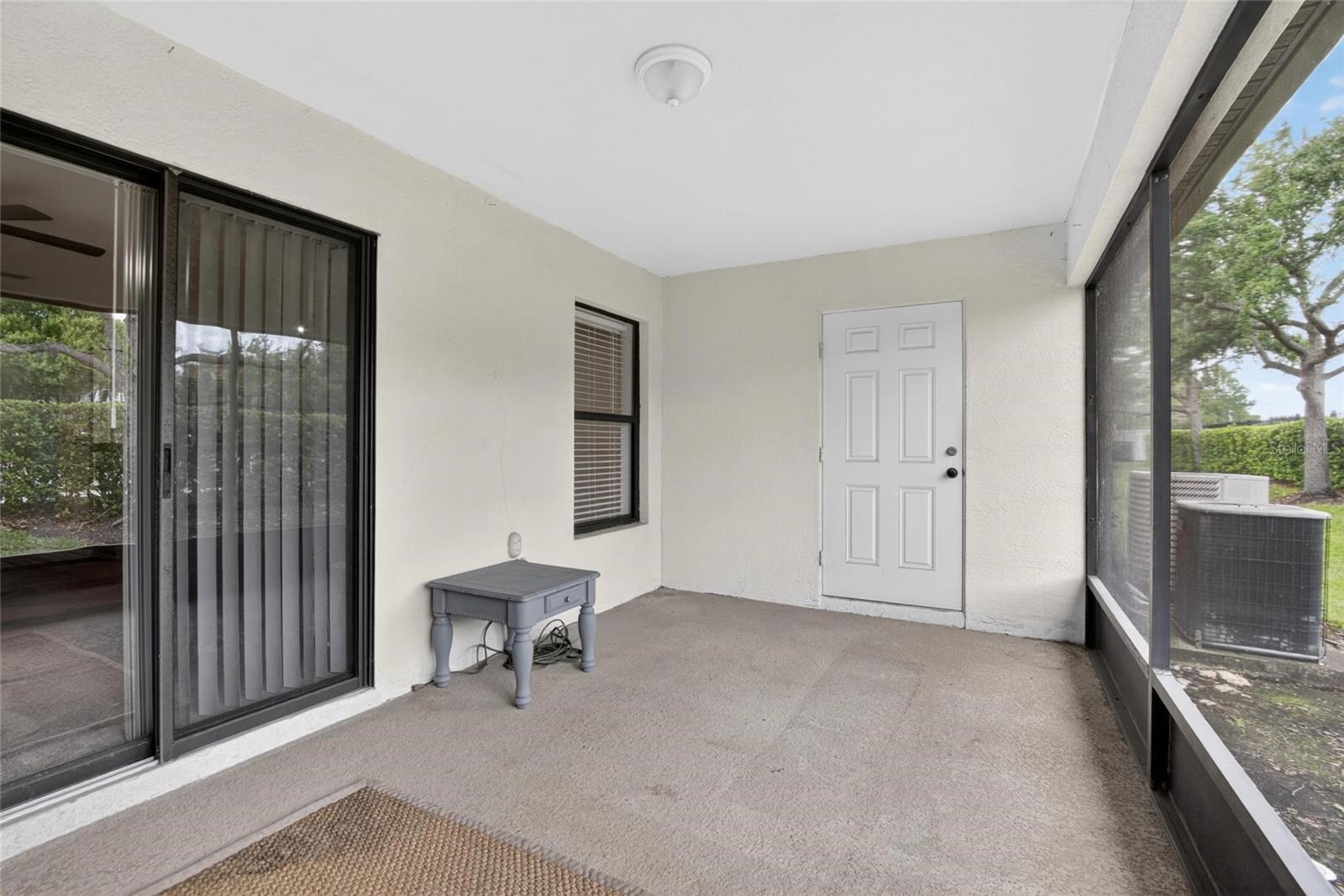 Listing photo id 47 for 2605 Oleander Lakes Drive