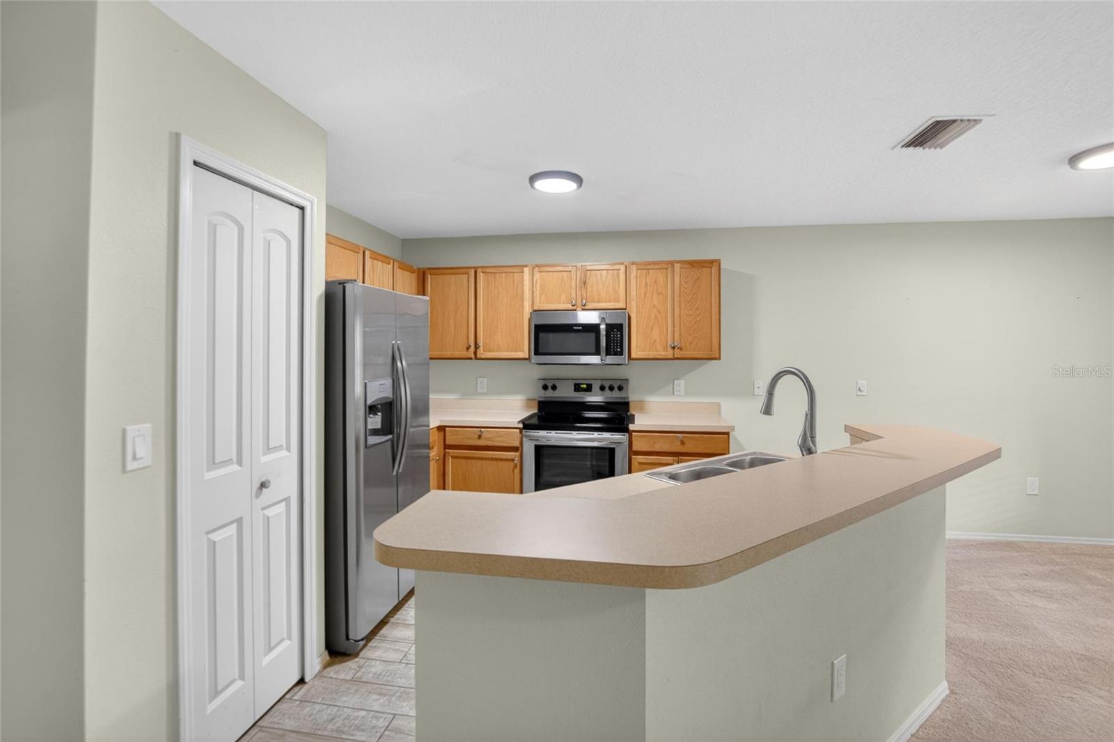 Listing photo id 3 for 2605 Oleander Lakes Drive