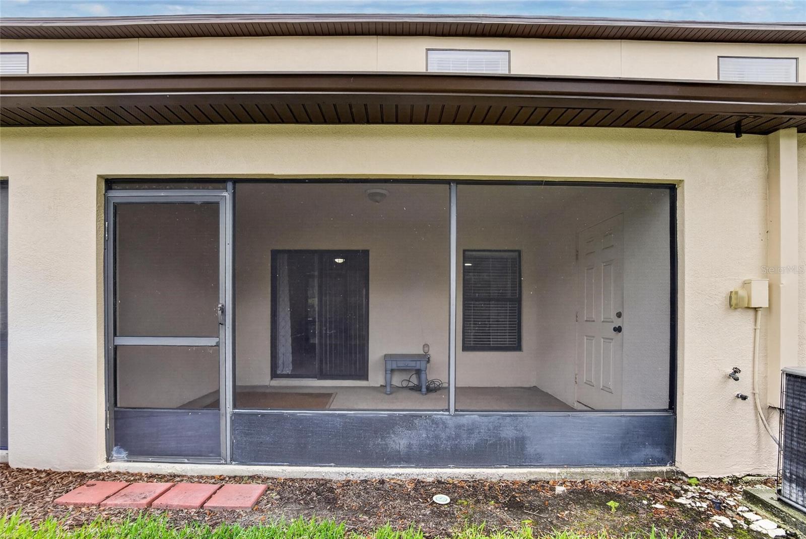 Listing photo id 49 for 2605 Oleander Lakes Drive