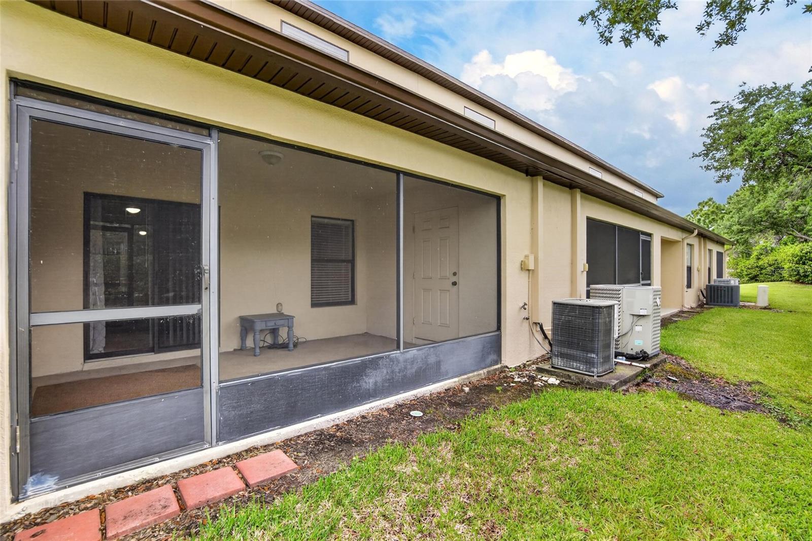 Listing photo id 50 for 2605 Oleander Lakes Drive