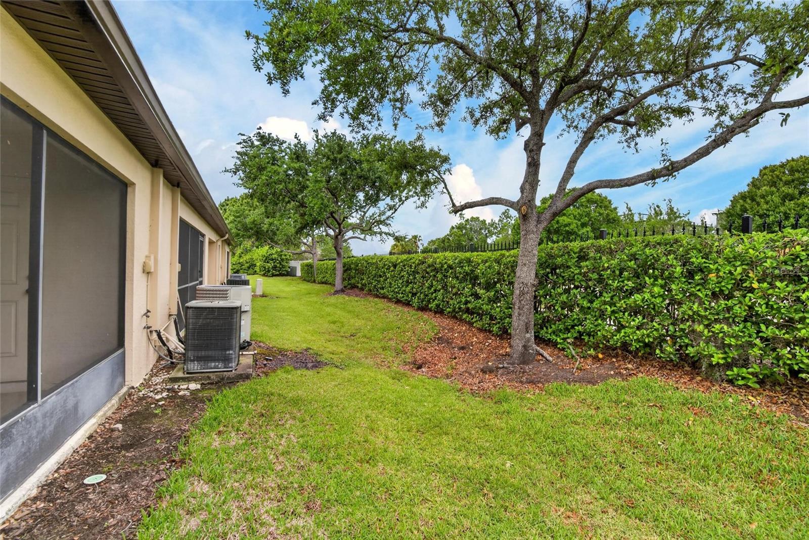 Listing photo id 51 for 2605 Oleander Lakes Drive