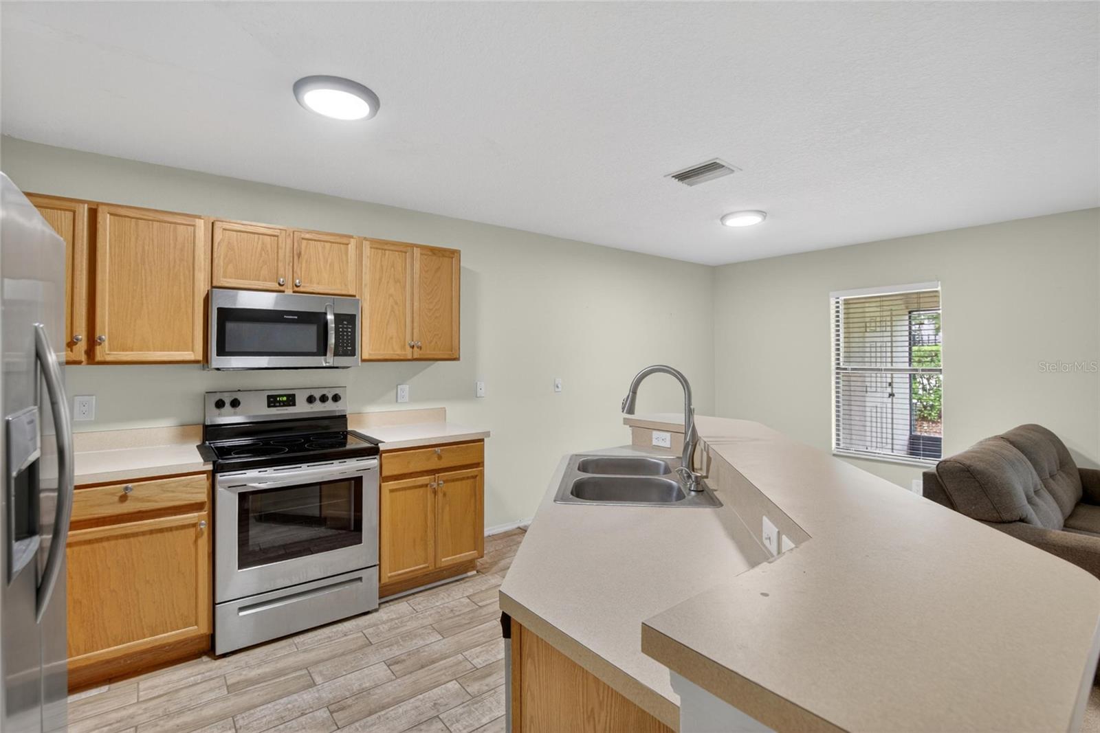 Listing photo id 4 for 2605 Oleander Lakes Drive