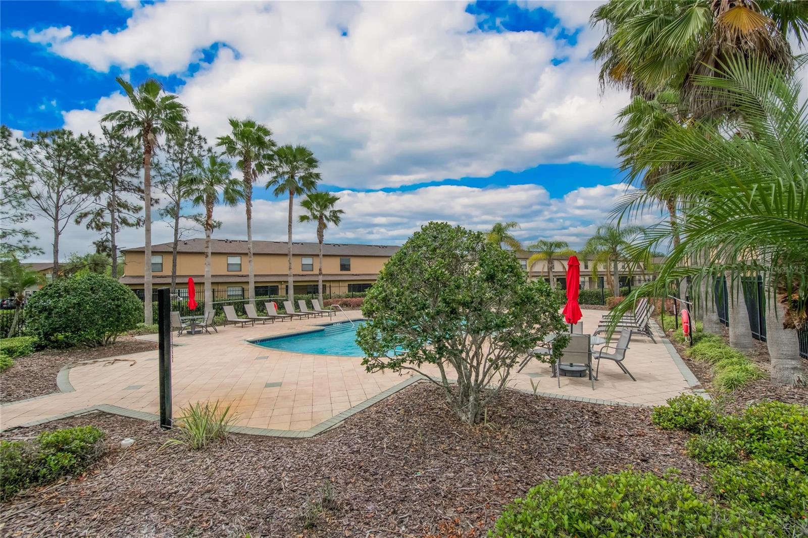 Listing photo id 60 for 2605 Oleander Lakes Drive