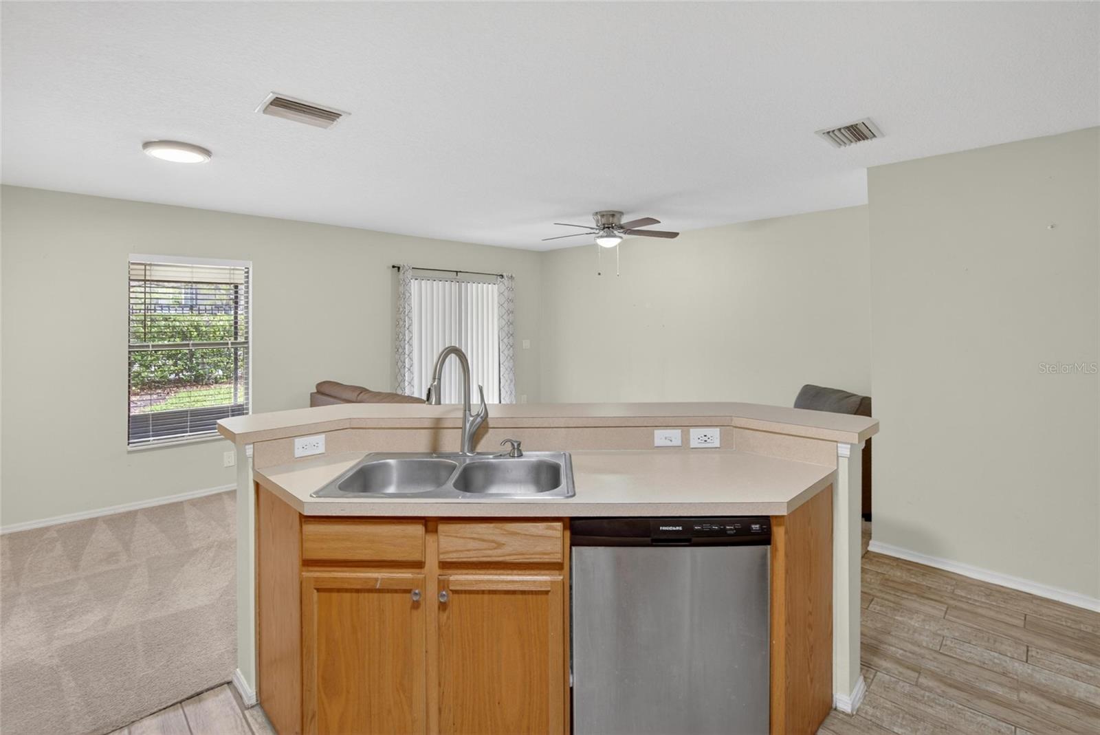 Listing photo id 6 for 2605 Oleander Lakes Drive