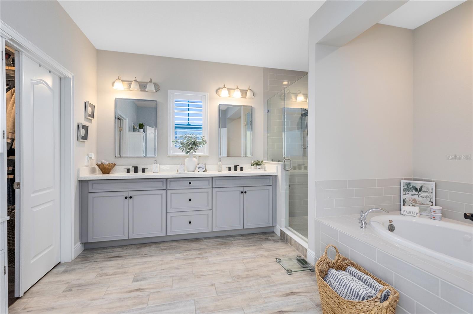 Image 25 of 47 For 9374 Reymont Street