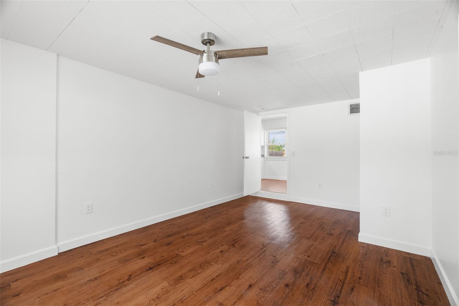 Listing photo id 15 for 2835 11th Avenue N