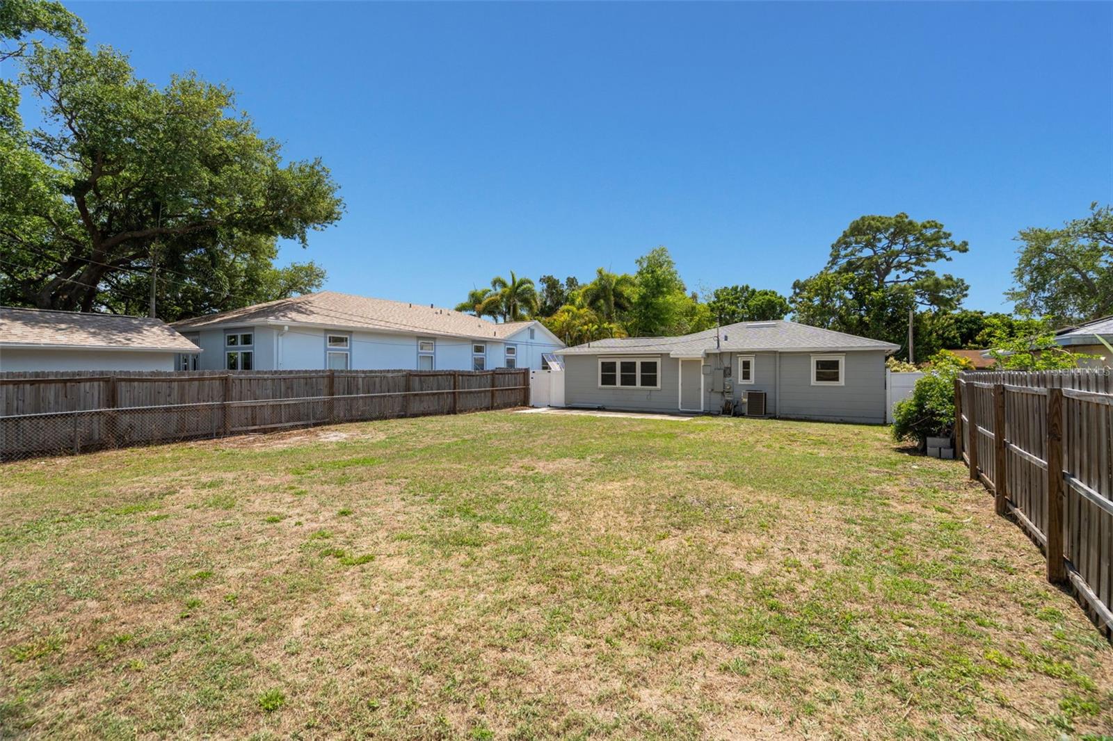 Listing photo id 19 for 2835 11th Avenue N