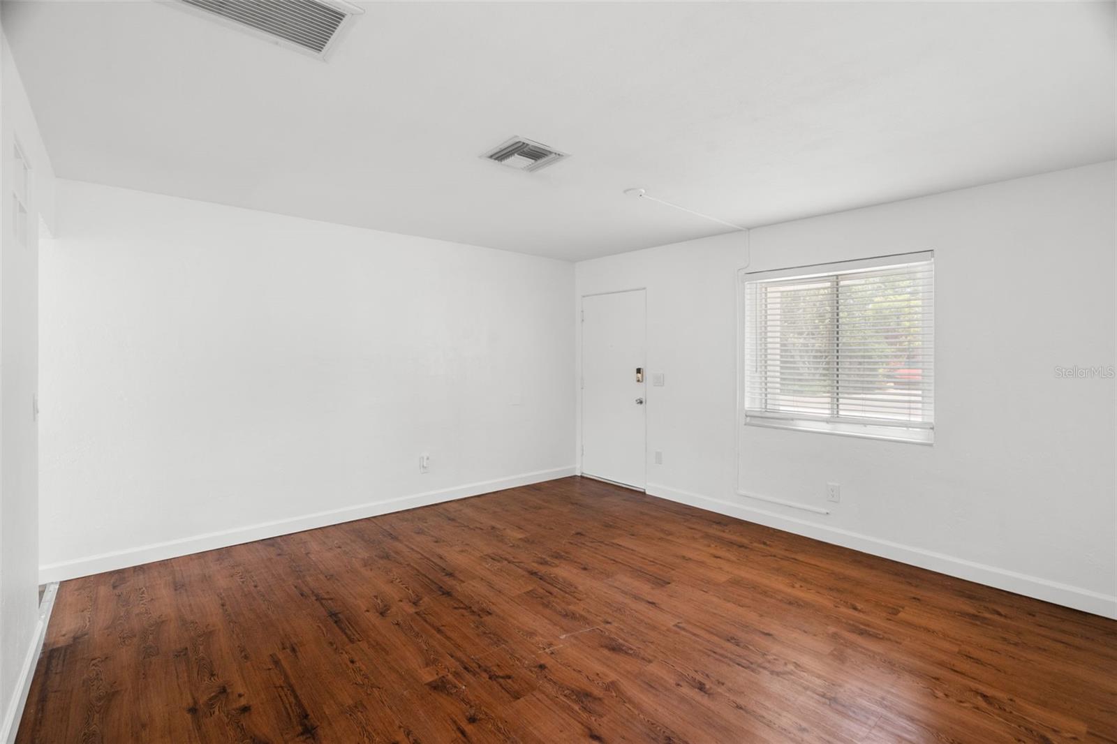 Listing photo id 7 for 2835 11th Avenue N