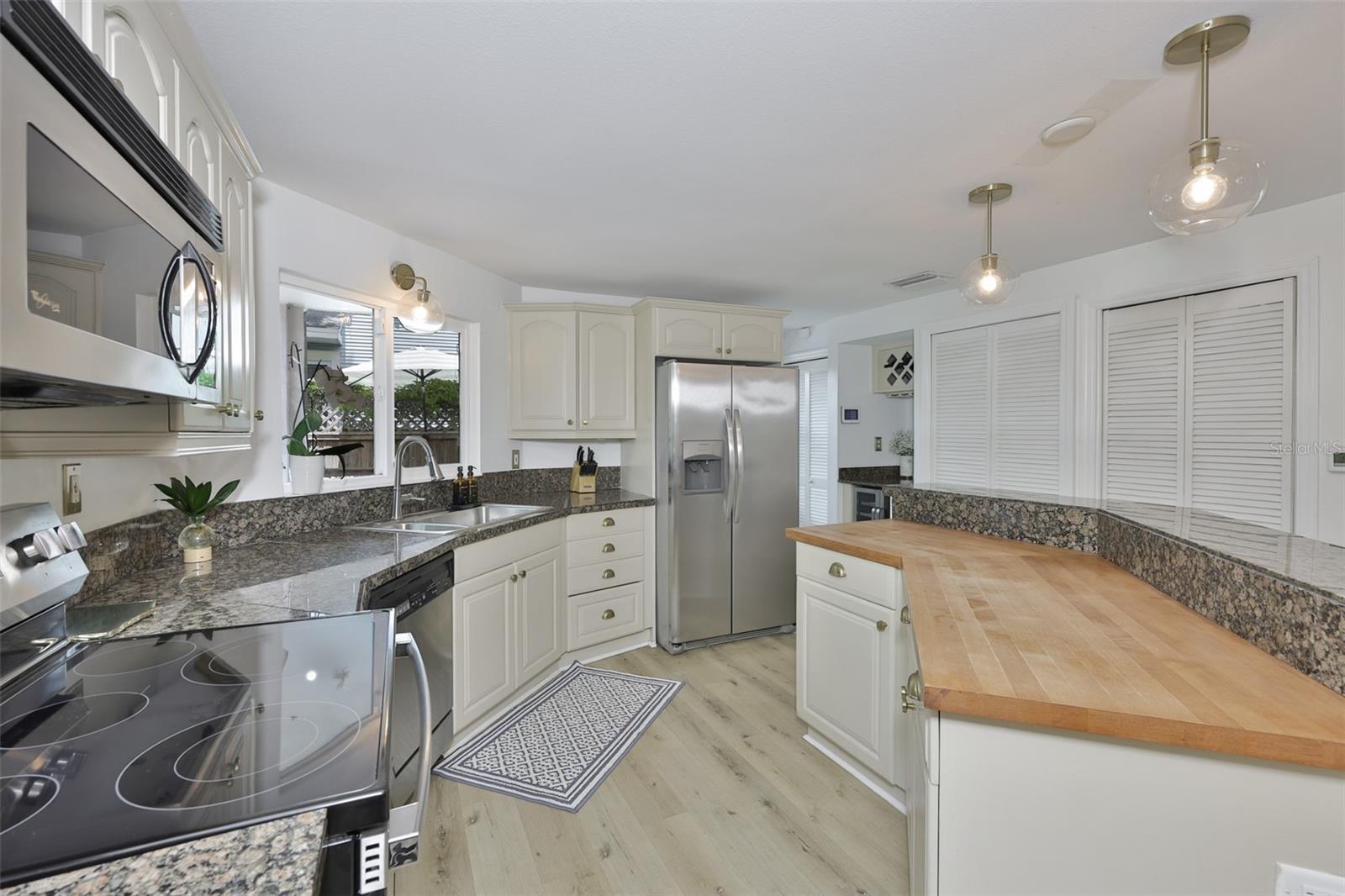Listing photo id 14 for 1615 Watrous Avenue