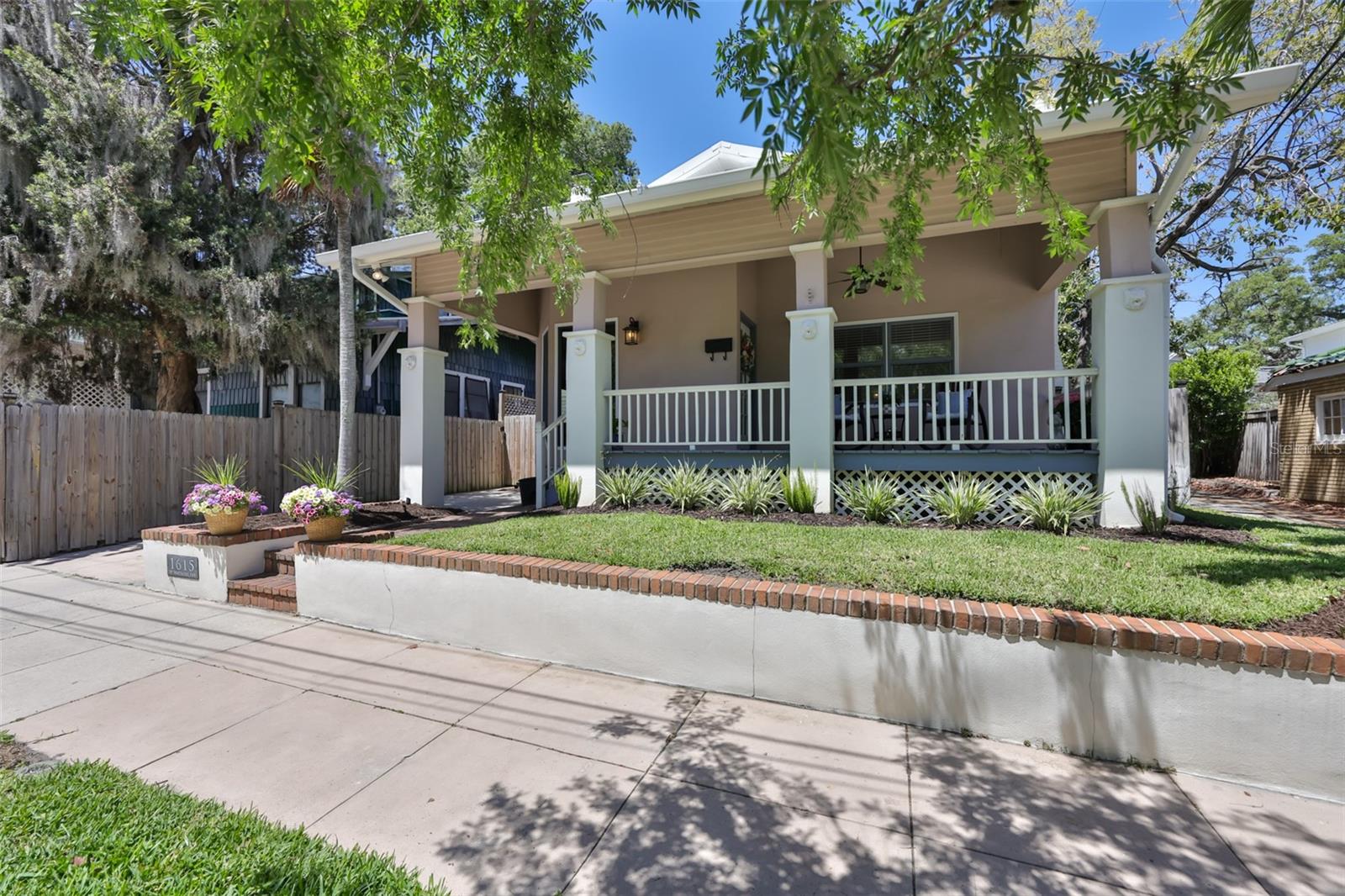 Listing photo id 0 for 1615 Watrous Avenue