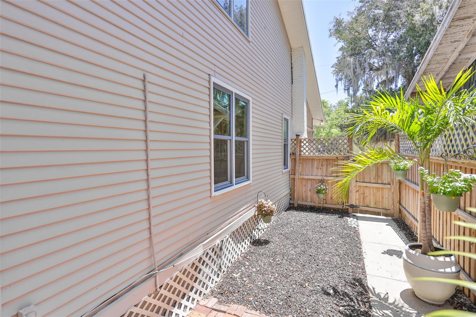 Listing photo id 51 for 1615 Watrous Avenue