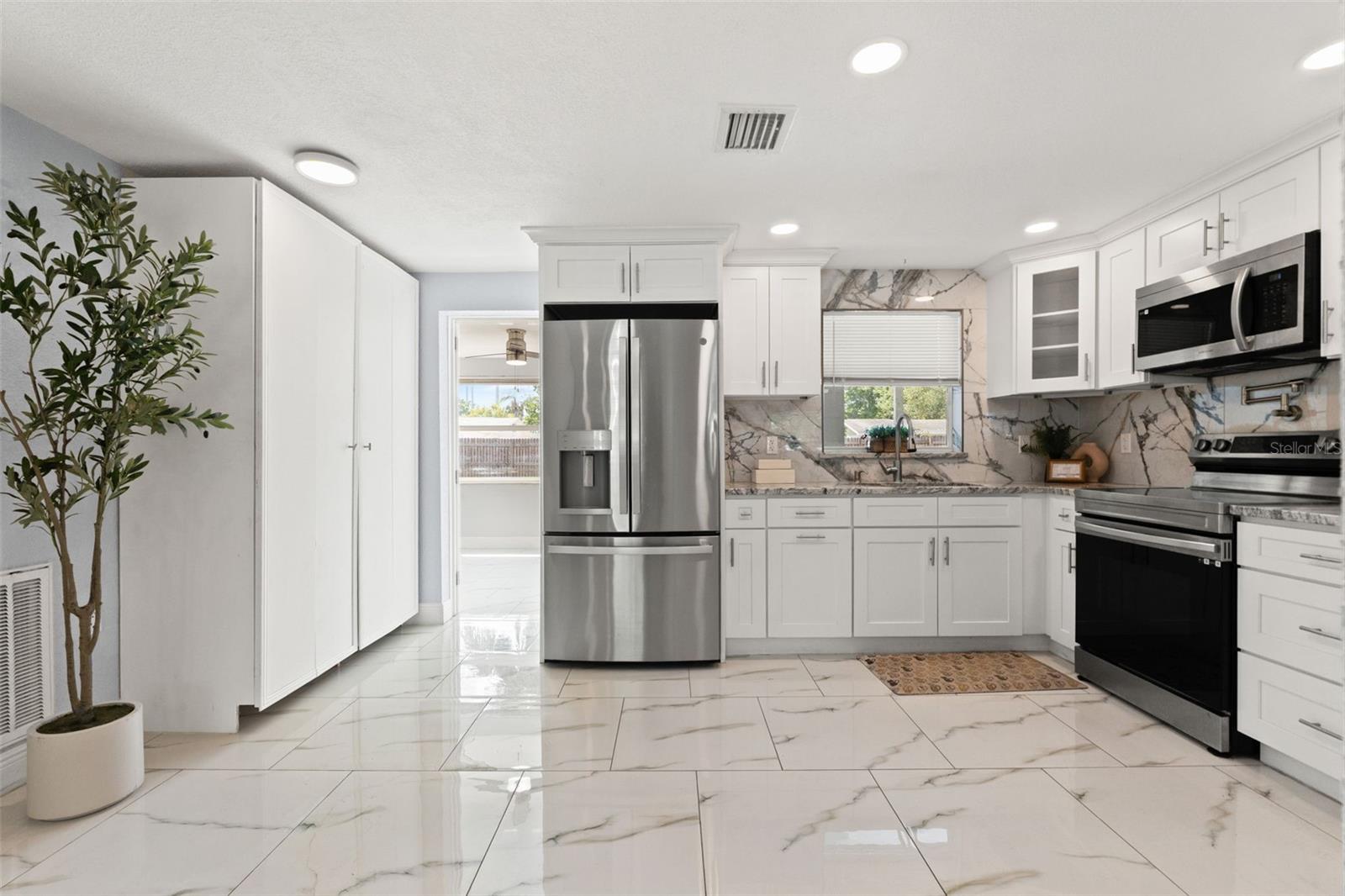 Listing photo id 14 for 1415 Brixton Lane