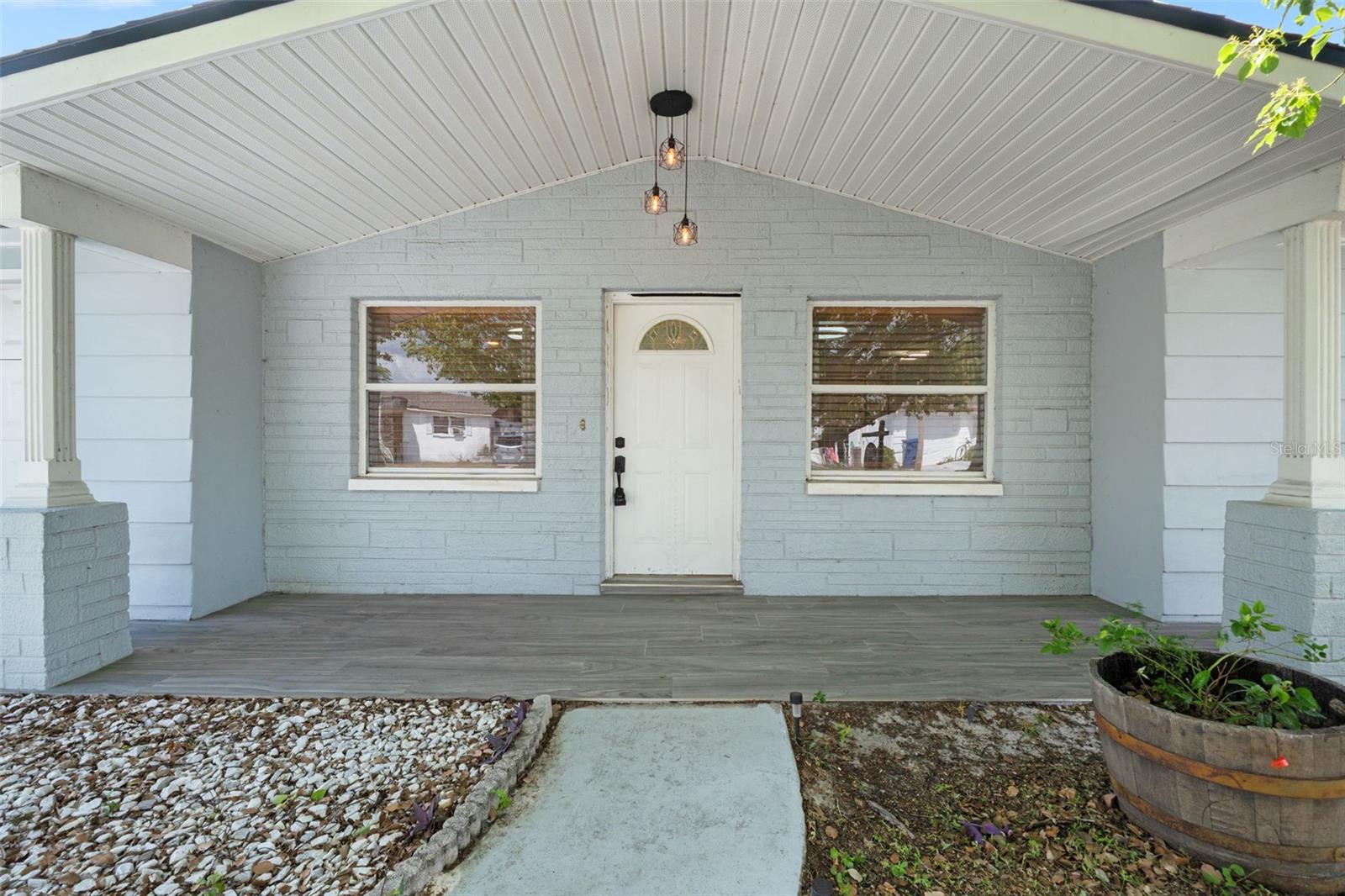 Listing photo id 0 for 1415 Brixton Lane