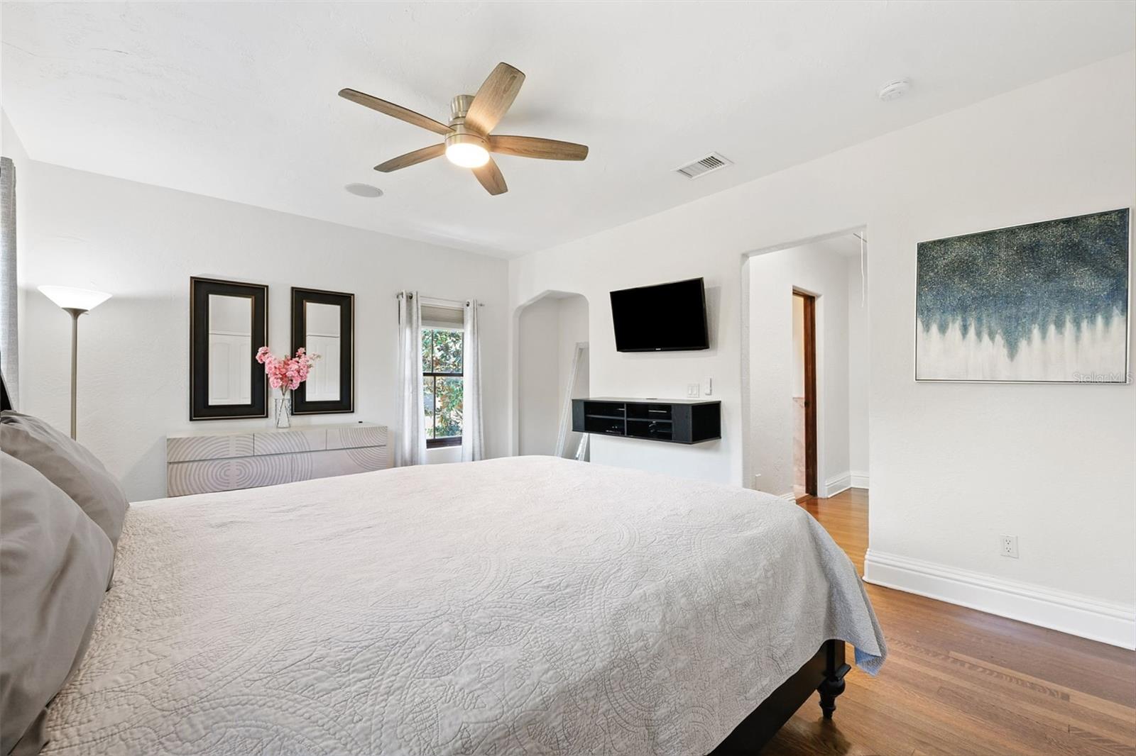 Image 54 of 74 For 4555 Swann Avenue