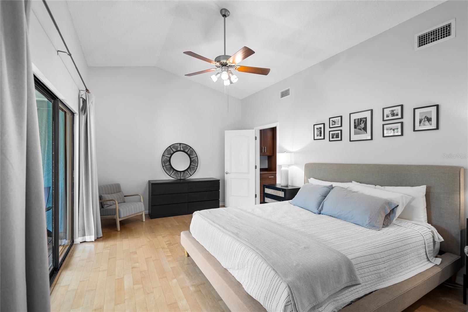 Image 5 of 45 For 1092 Sanabel Court Ne