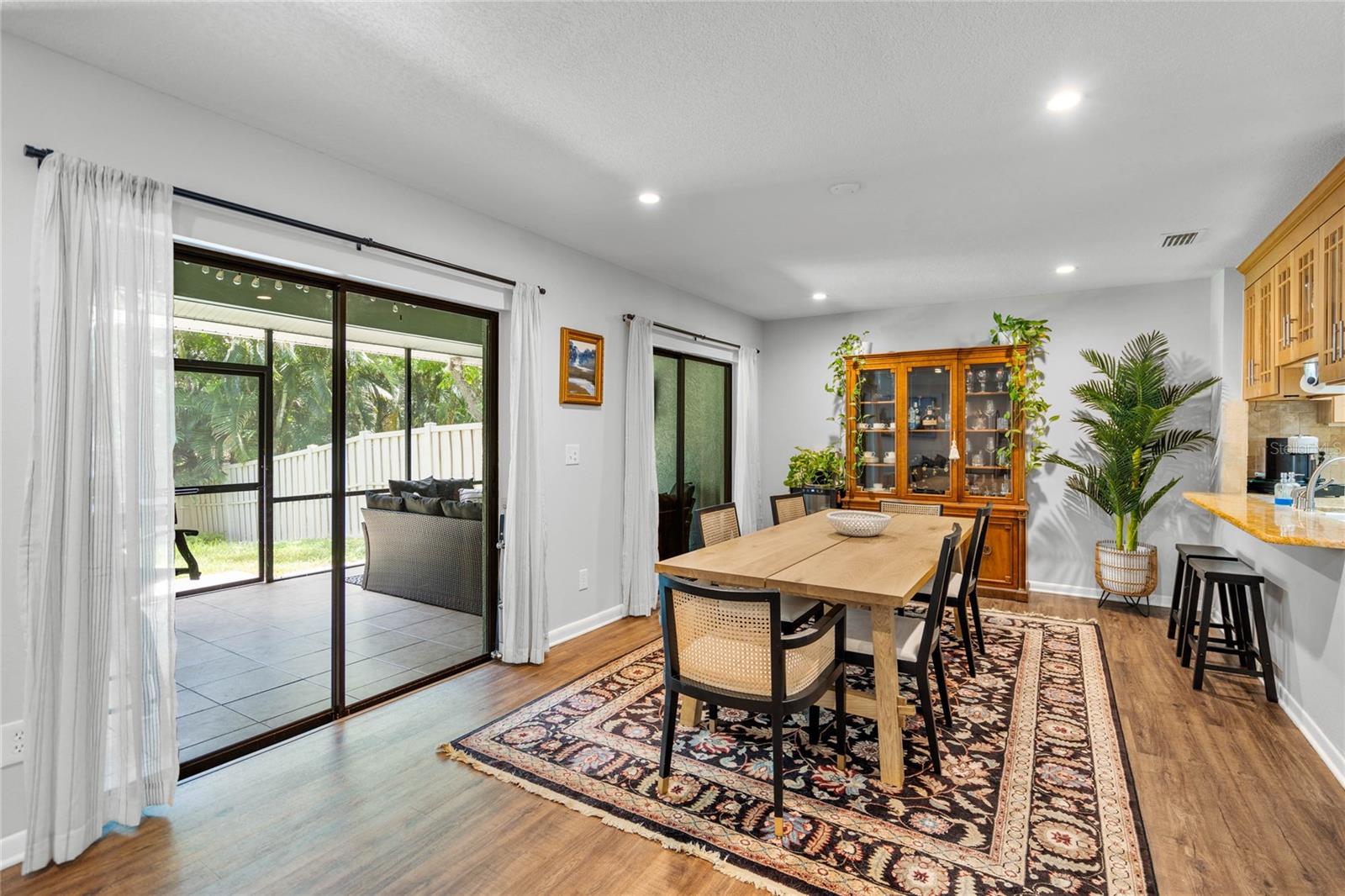 Image 7 of 45 For 1092 Sanabel Court Ne